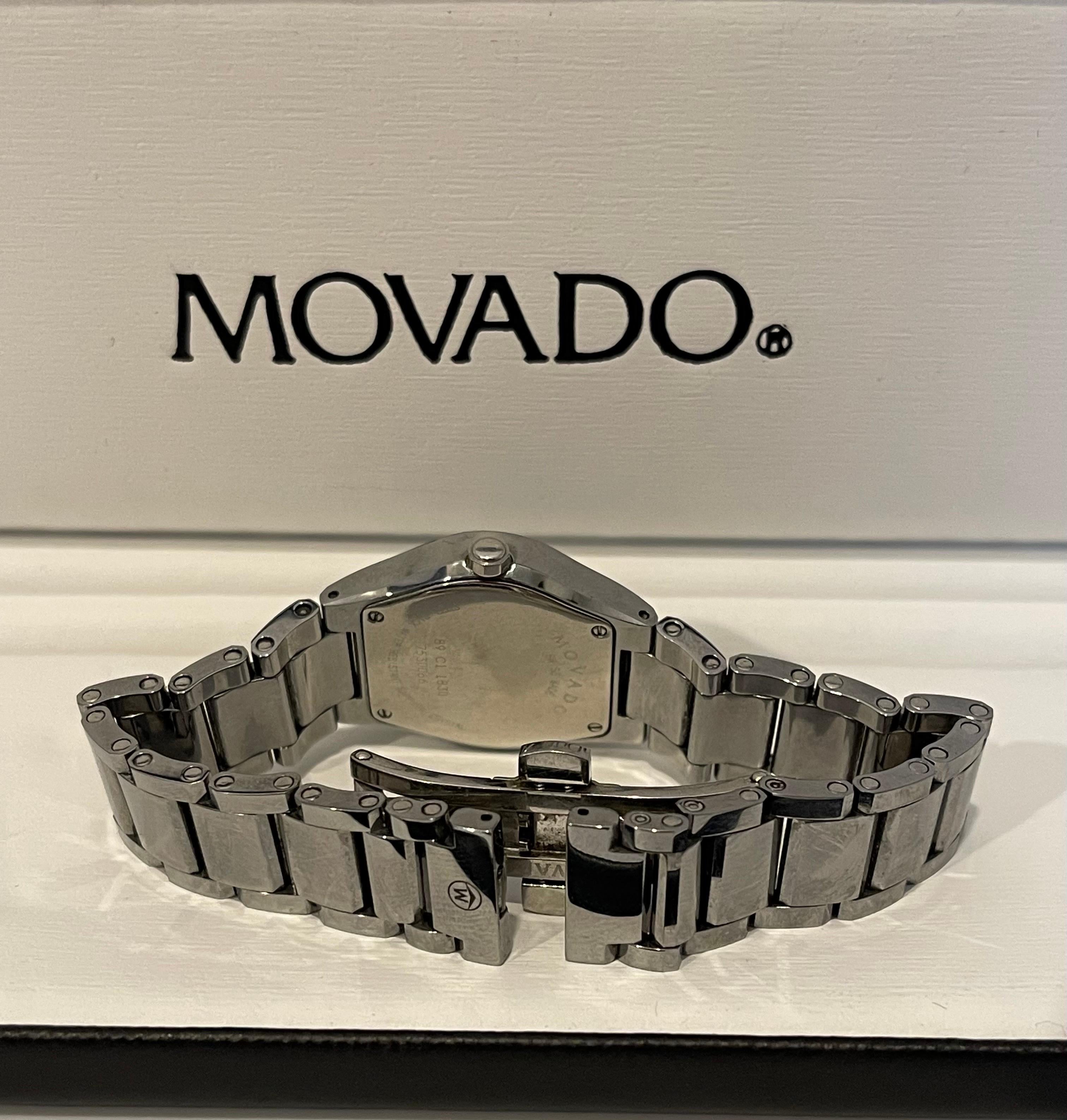Authentique montre à quartz Movado pour femmes avec cadran noir Stiri, bracelet en acier inoxydable Excellent état à New York, NY