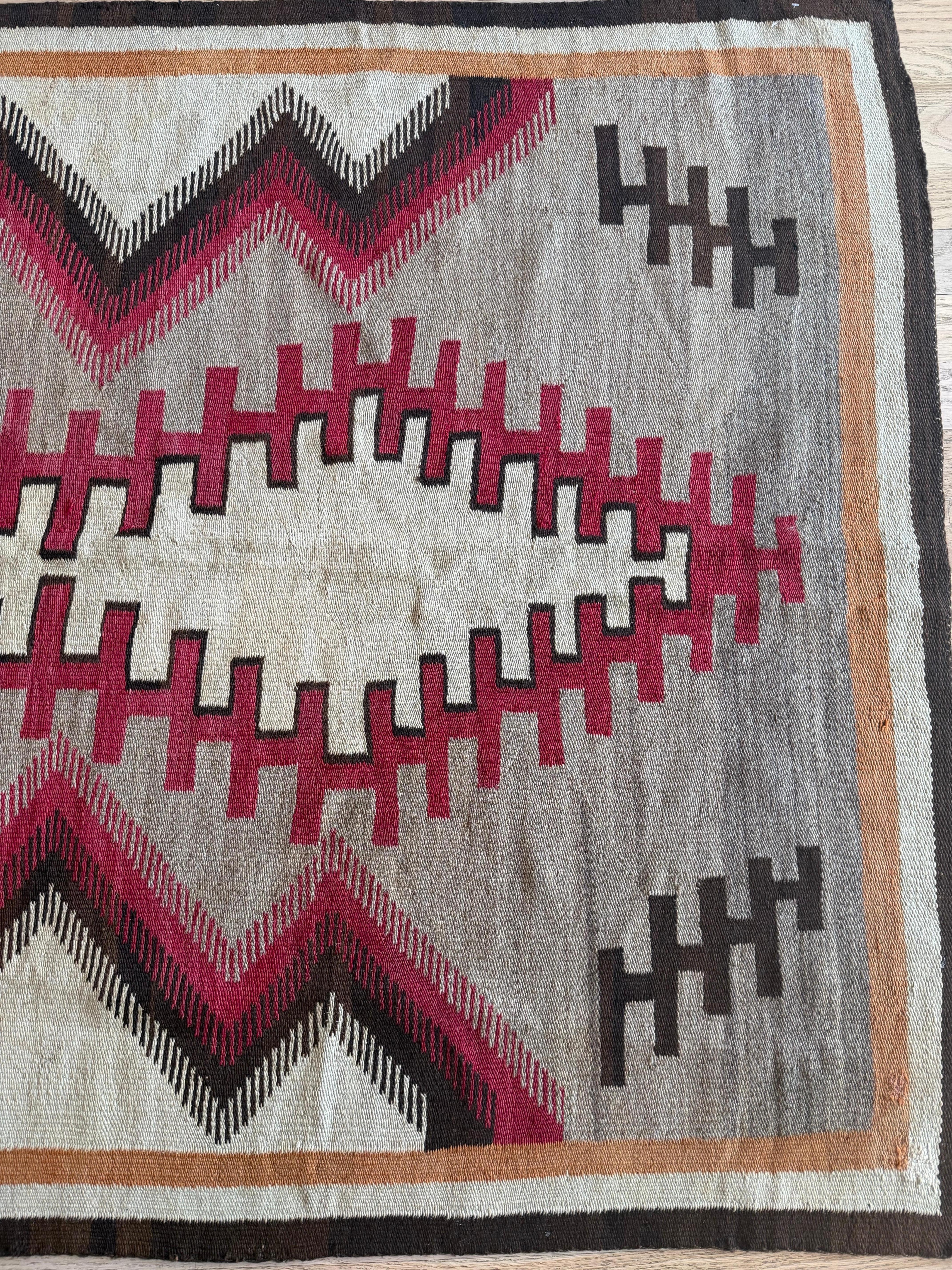 Autentico tappeto Navajo 1910 tessuto a mano dai nativi americani con zigzag dentellato in vendita 2