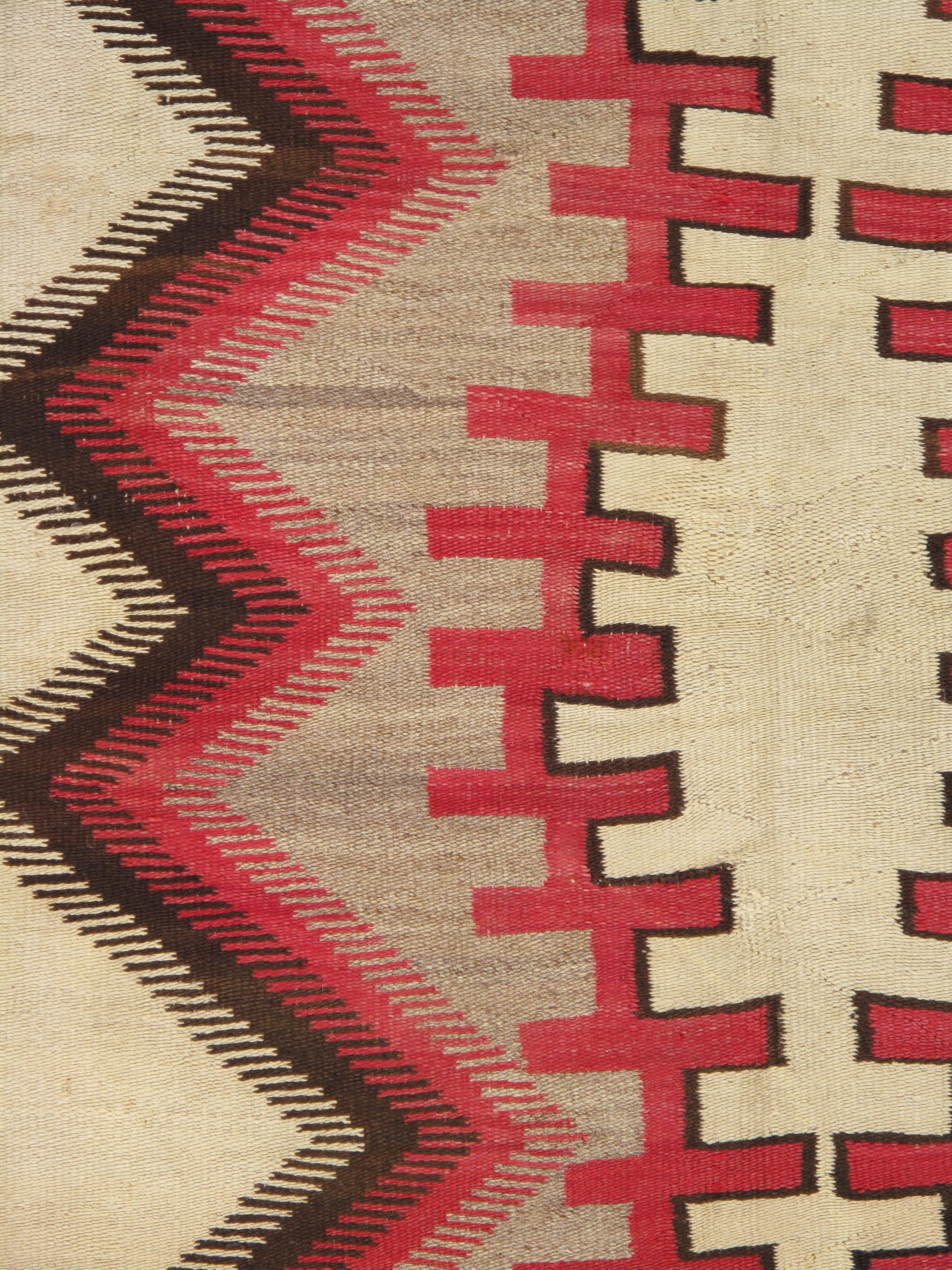 Americano Autentico tappeto Navajo 1910 tessuto a mano dai nativi americani con zigzag dentellato in vendita