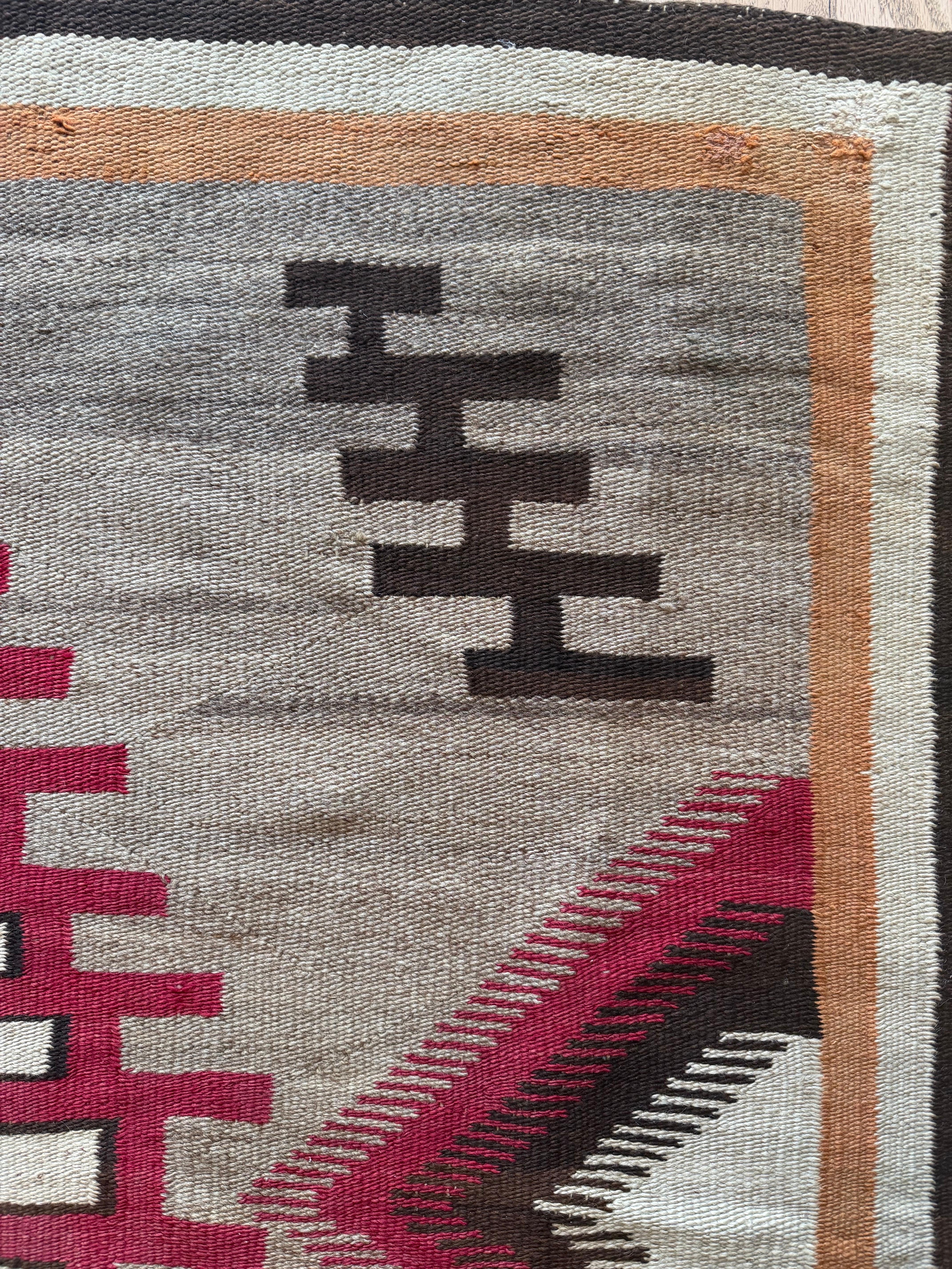 Autentico tappeto Navajo 1910 tessuto a mano dai nativi americani con zigzag dentellato In condizioni buone in vendita a Port Washington, NY