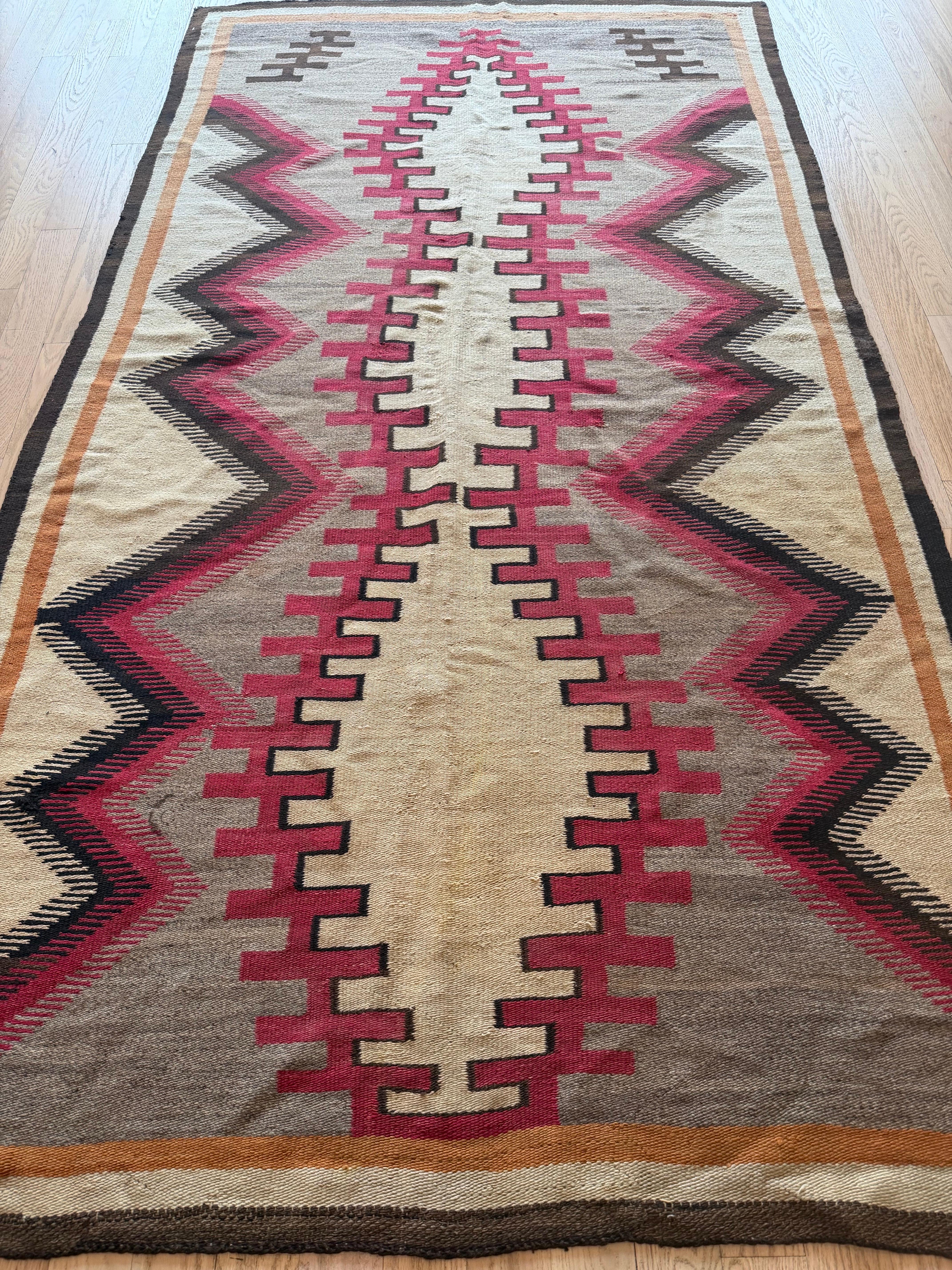 XX secolo Autentico tappeto Navajo 1910 tessuto a mano dai nativi americani con zigzag dentellato in vendita