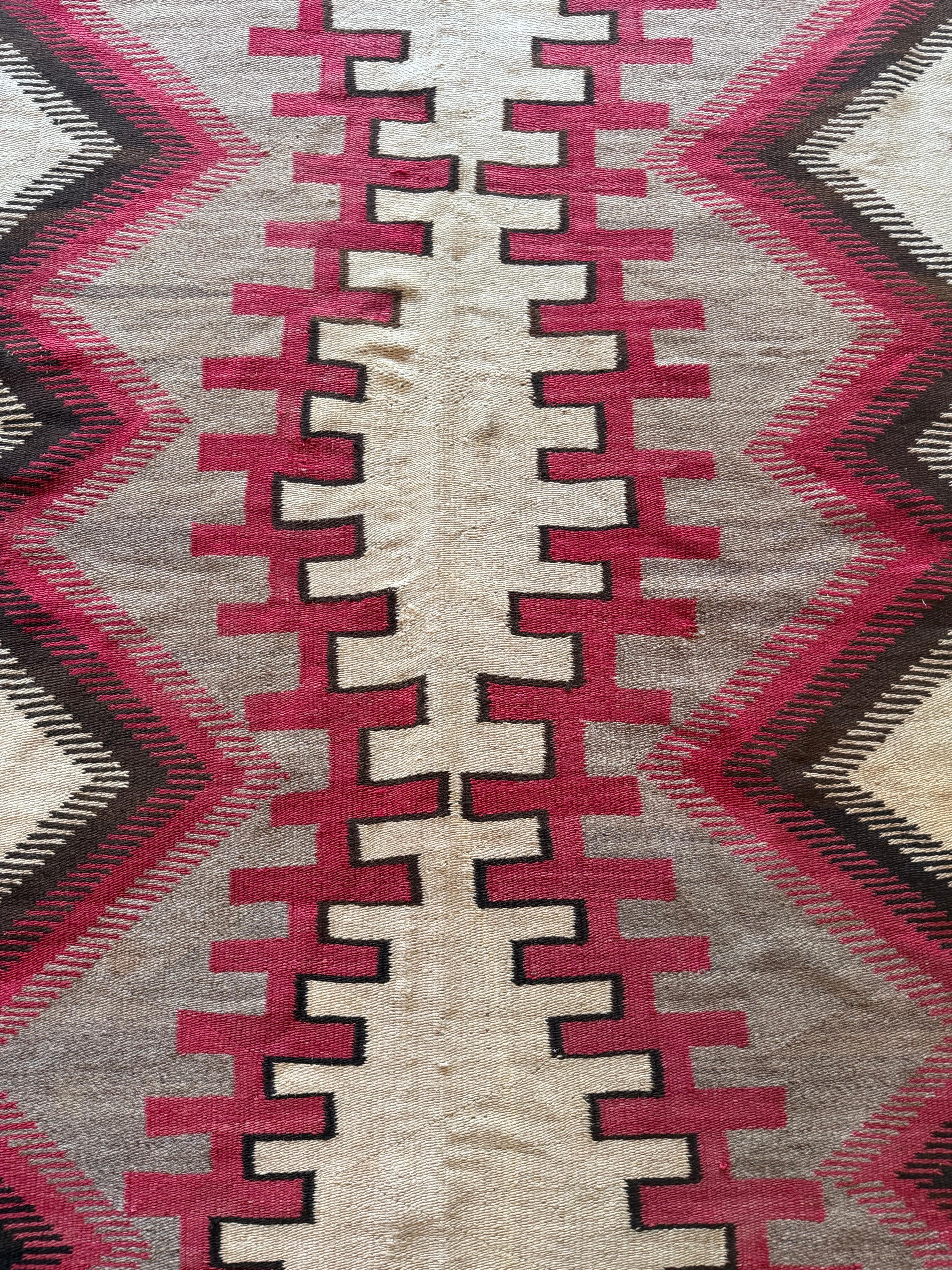 Autentico tappeto Navajo 1910 tessuto a mano dai nativi americani con zigzag dentellato in vendita 1