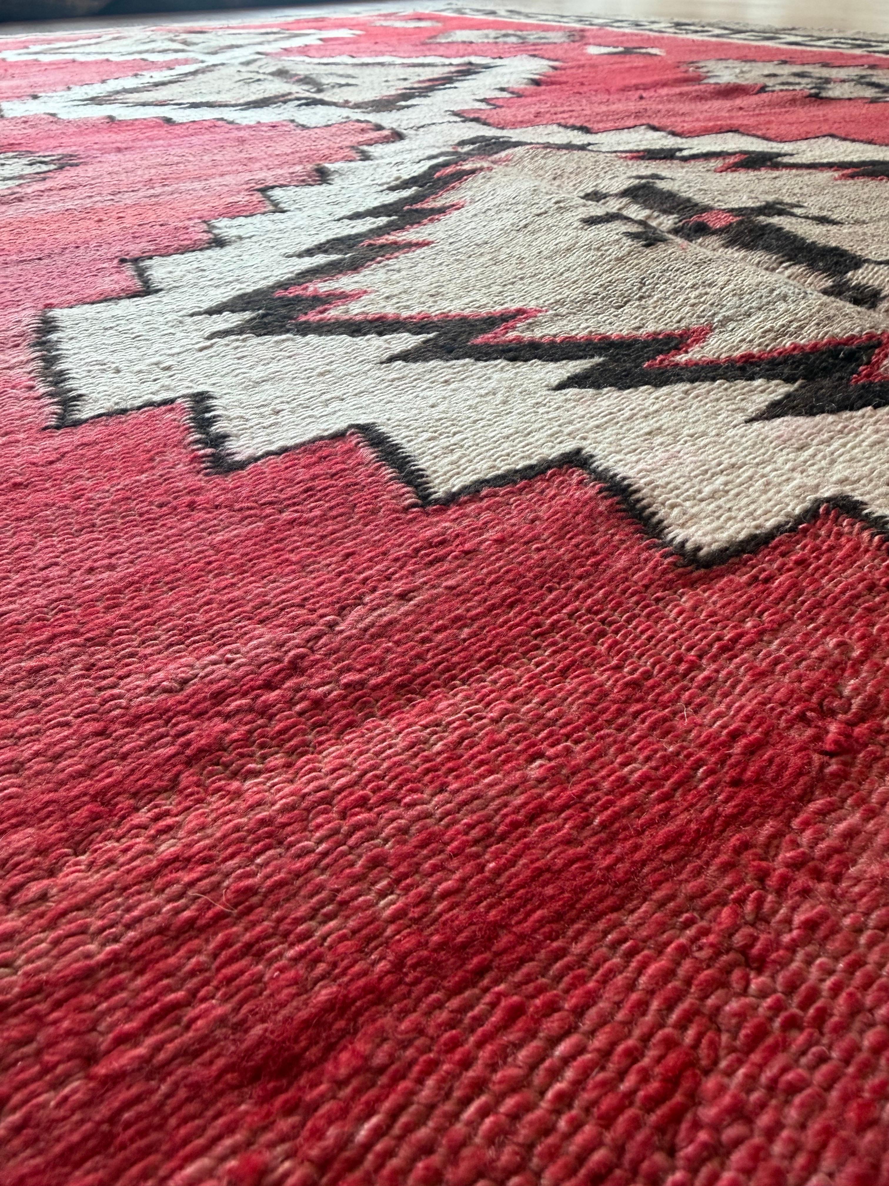 Authentischer Navajo-Teppich um 1920 - Handgewebte amerikanische Textilien mit geometrischem Design im Angebot 4