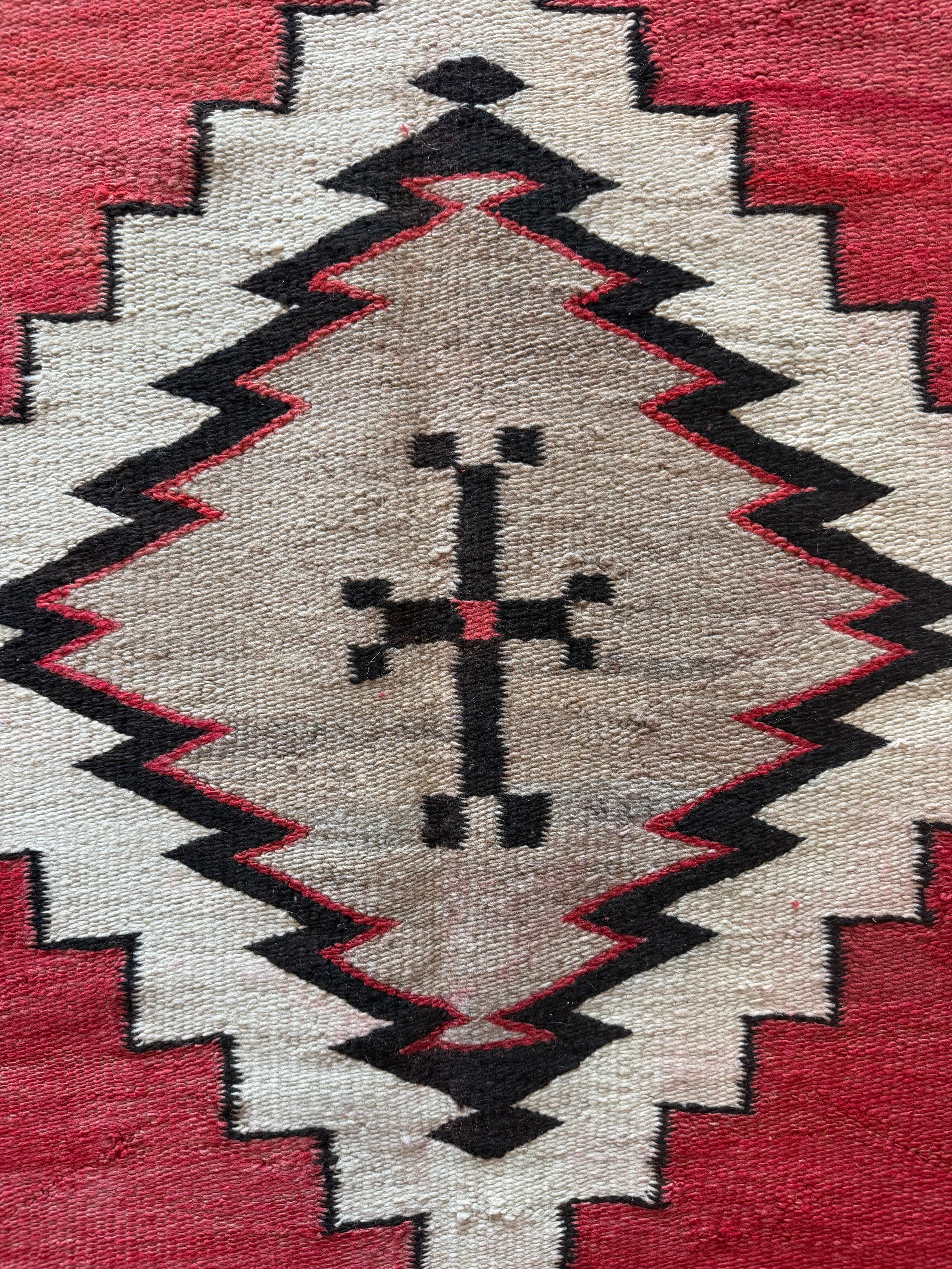 Authentischer Navajo-Teppich um 1920 - Handgewebte amerikanische Textilien mit geometrischem Design im Angebot 6