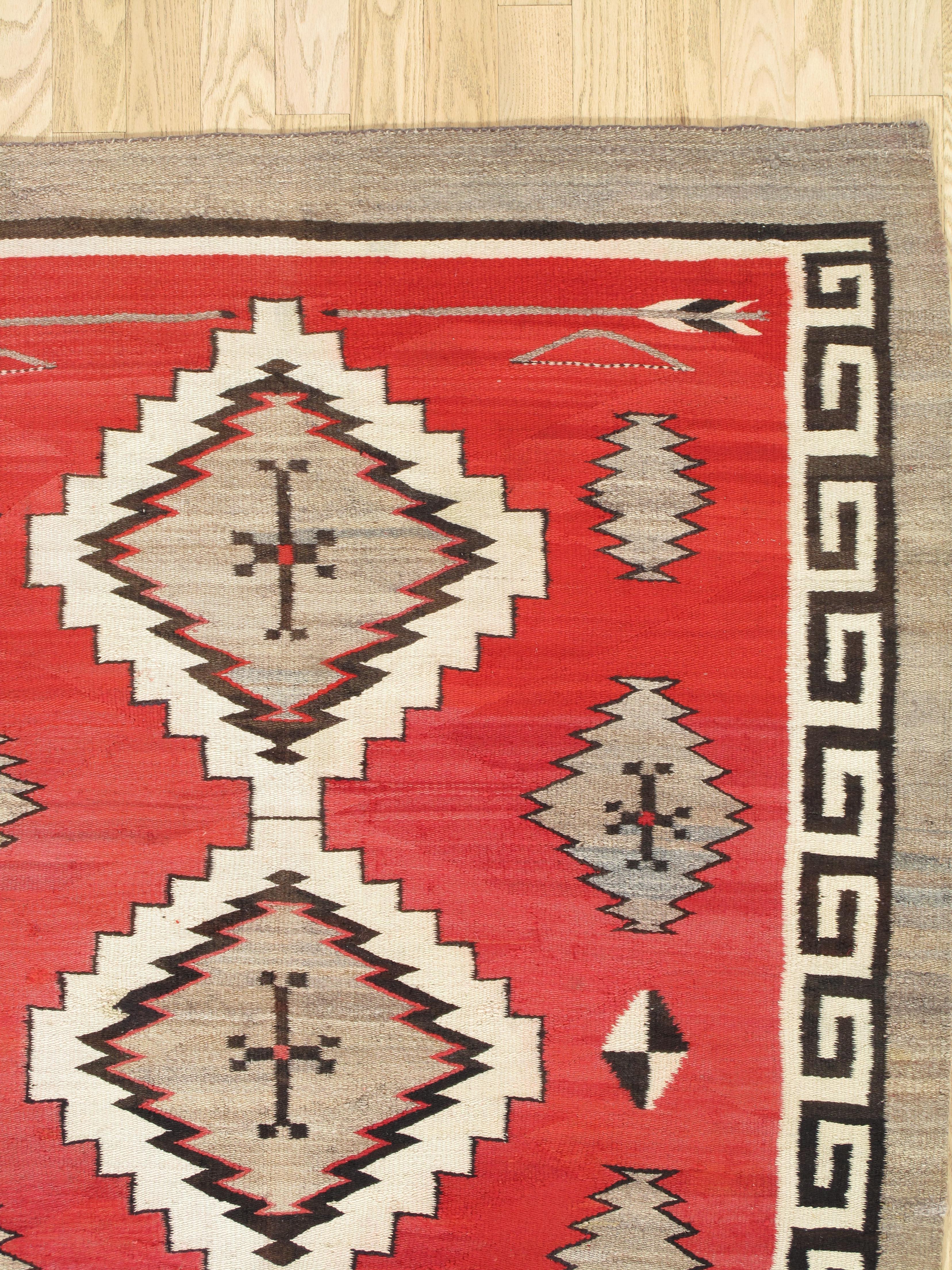 Authentischer Navajo-Teppich um 1920 - Handgewebte amerikanische Textilien mit geometrischem Design (Indigene Kunst (Nord-/Südamerika)) im Angebot