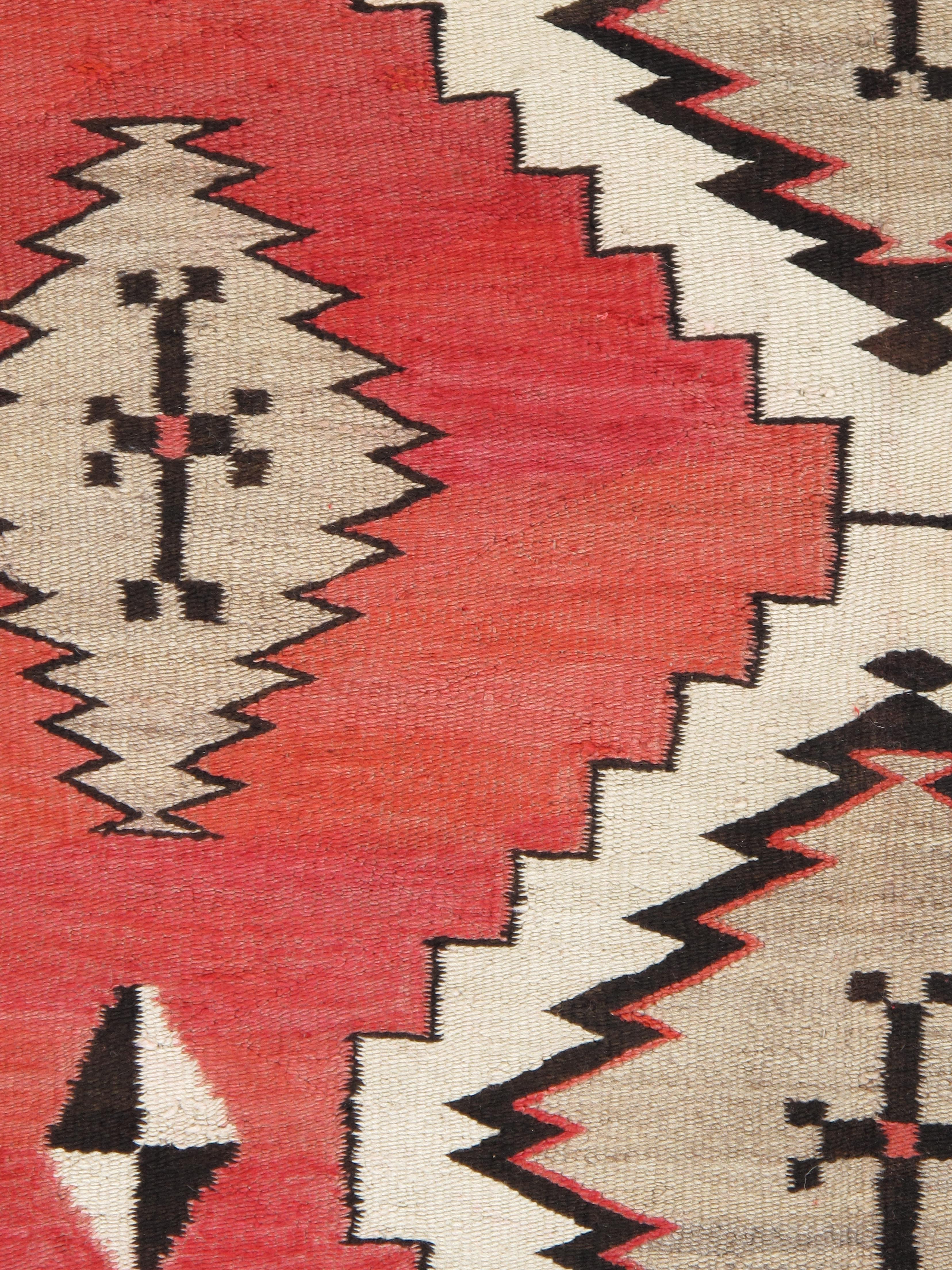 Authentischer Navajo-Teppich um 1920 - Handgewebte amerikanische Textilien mit geometrischem Design im Zustand „Gut“ im Angebot in Port Washington, NY