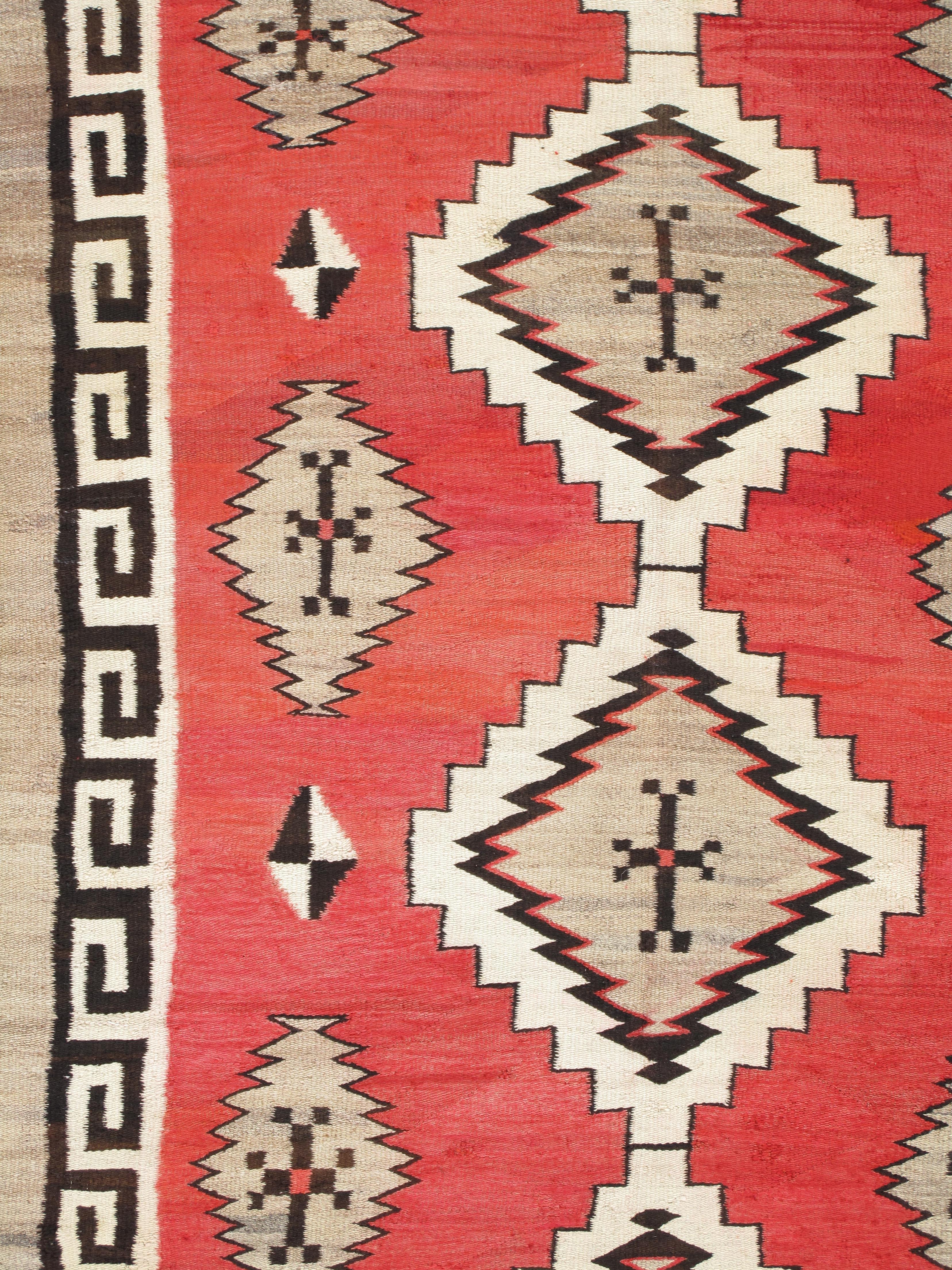 Authentischer Navajo-Teppich um 1920 - Handgewebte amerikanische Textilien mit geometrischem Design (20. Jahrhundert) im Angebot