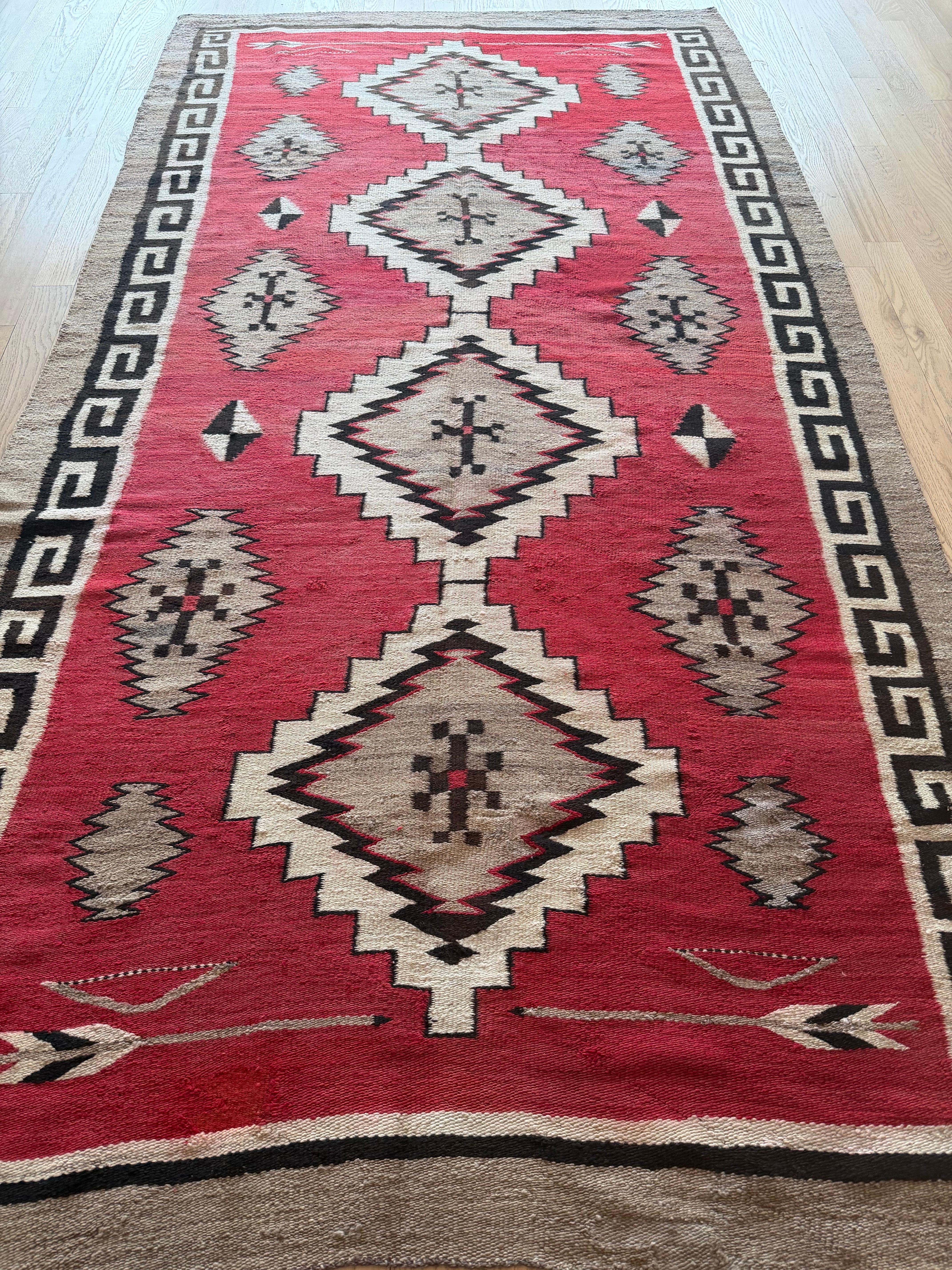 Authentischer Navajo-Teppich um 1920 - Handgewebte amerikanische Textilien mit geometrischem Design (Wolle) im Angebot