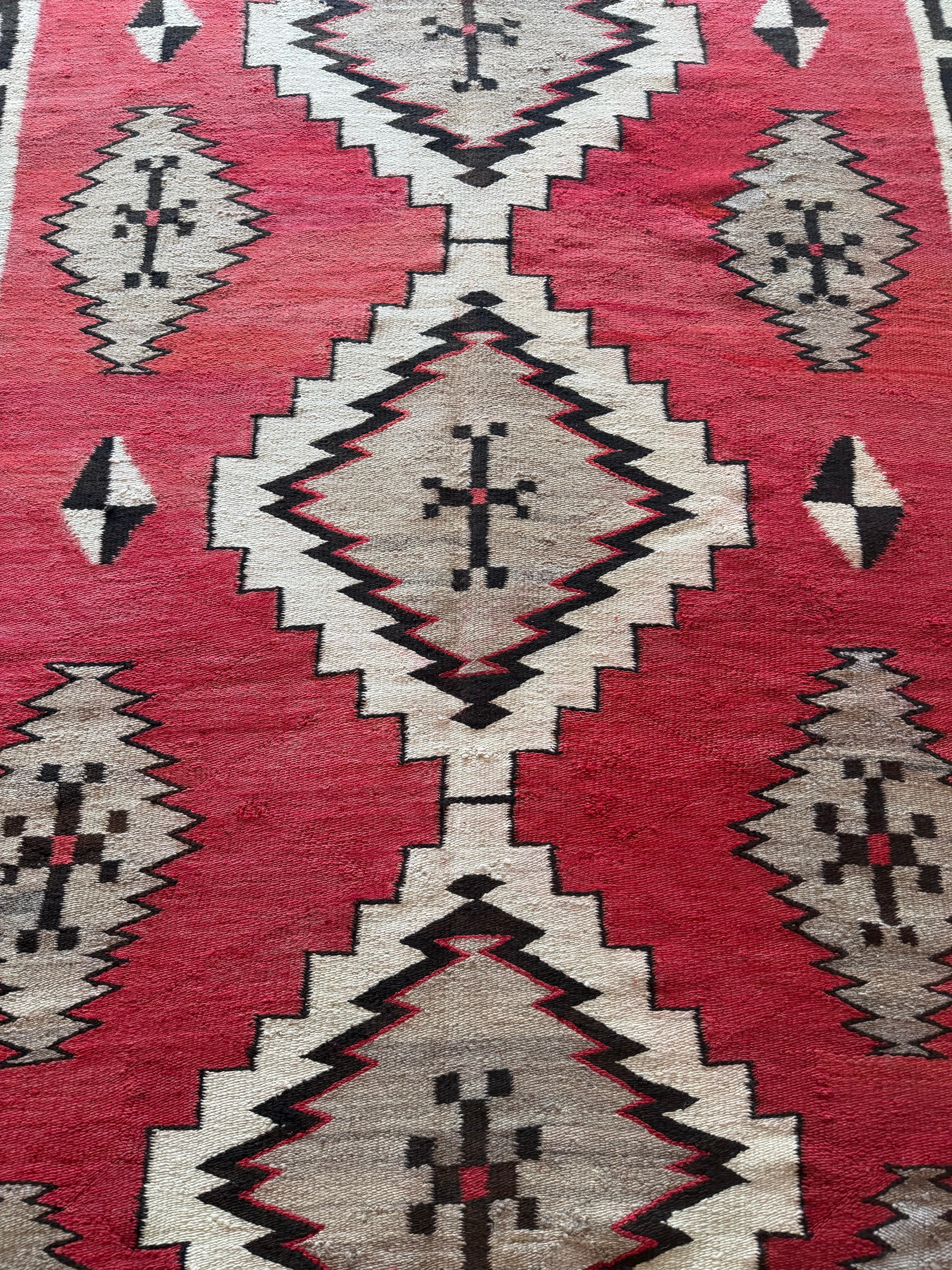 Authentischer Navajo-Teppich um 1920 - Handgewebte amerikanische Textilien mit geometrischem Design im Angebot 1