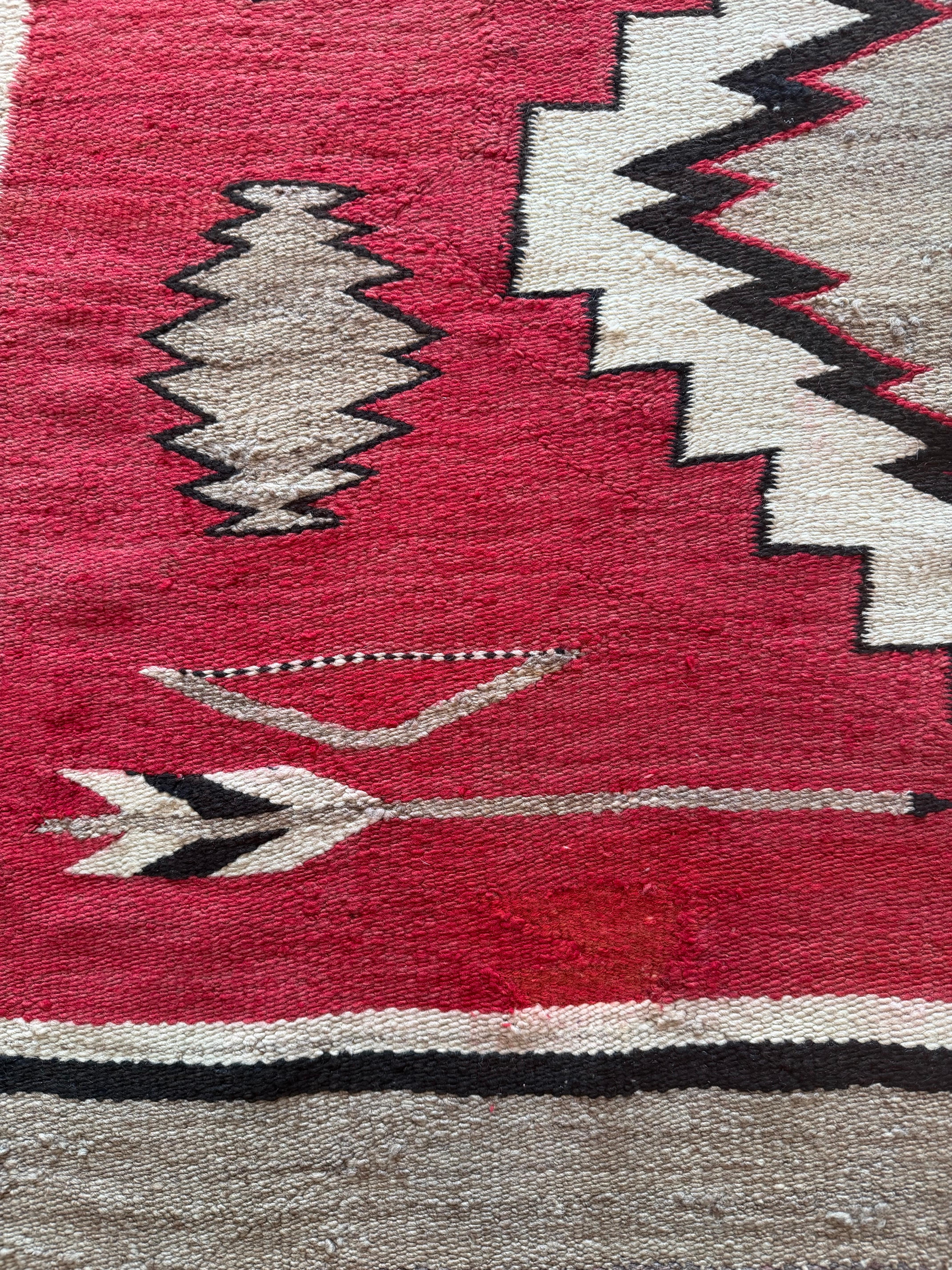Authentischer Navajo-Teppich um 1920 - Handgewebte amerikanische Textilien mit geometrischem Design im Angebot 3
