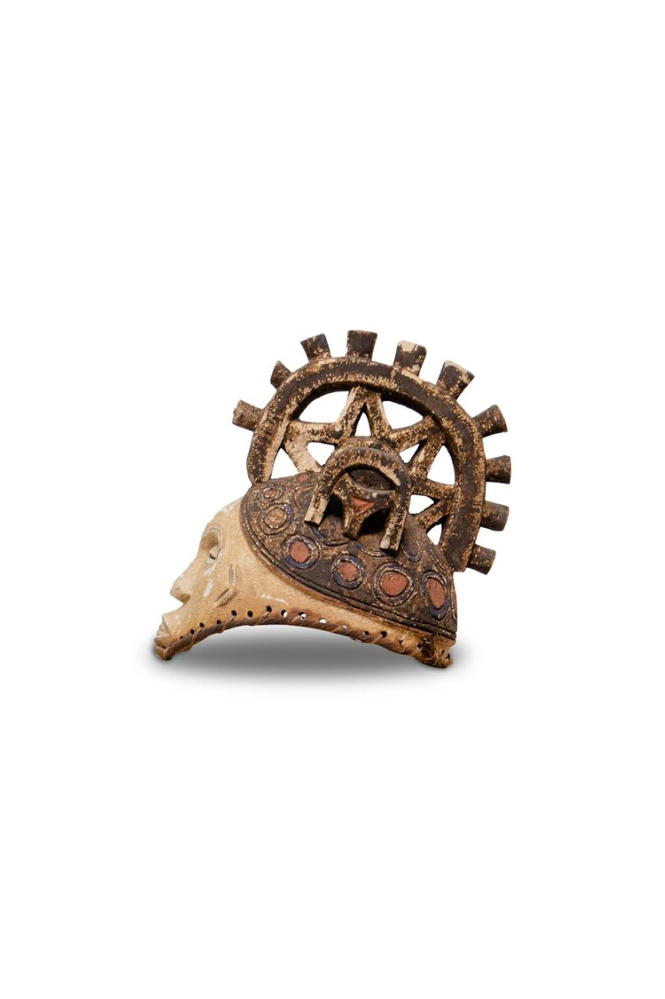 Experimenta la belleza y autenticidad de una Máscara Igbo nigeriana del siglo XIX, un verdadero tesoro cultural. Esta impresionante pieza presenta intrincadas tallas y llamativos rasgos faciales característicos del pueblo Igbo, uno de los grupos