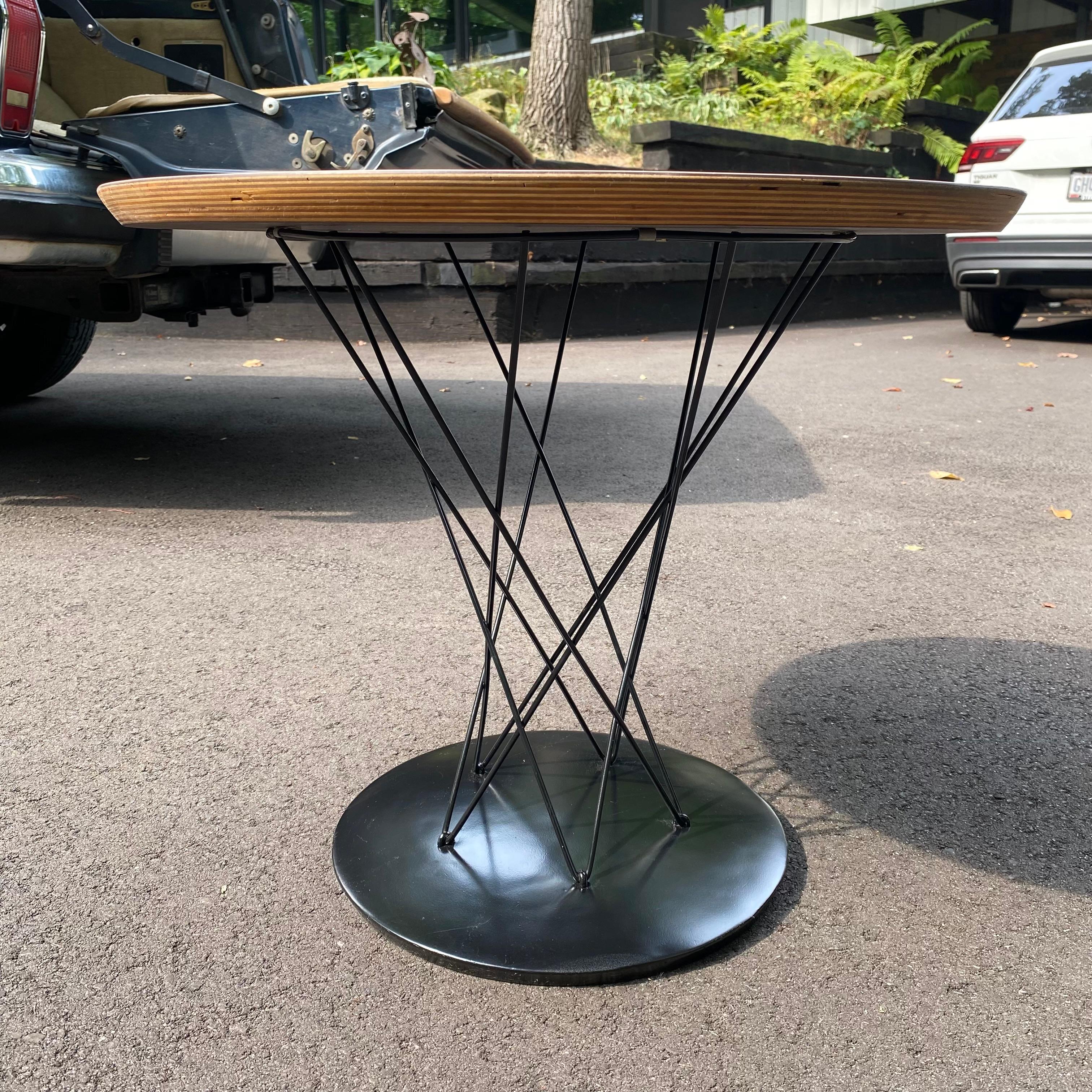 This is a really nice authentic Knoll Cyclone side table designed by Isamu Noguchi and first introduced in 1953. This table has a stacked laminate top, dating it to the 1950's. It has all the hallmarks of Knoll including the 