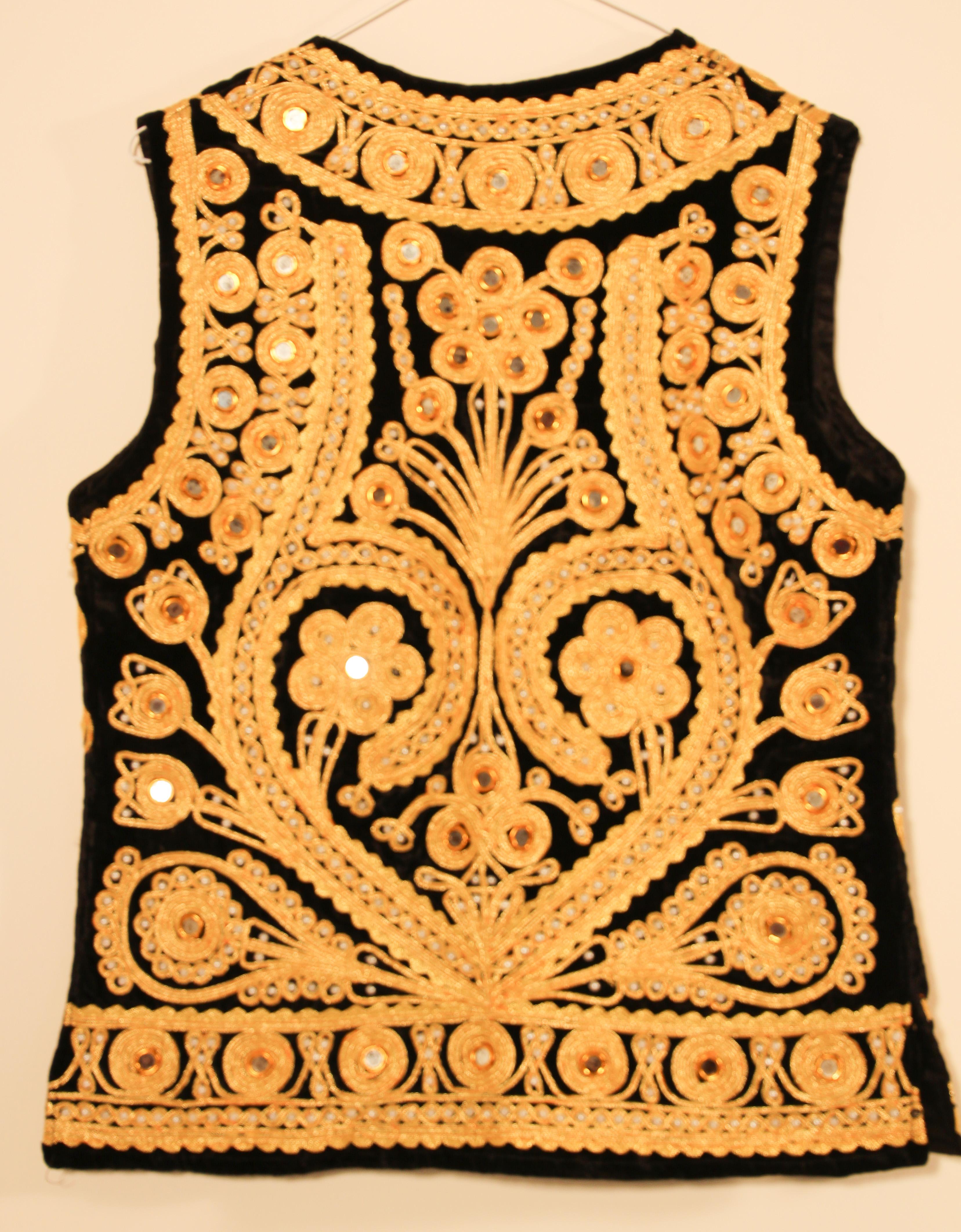 Authentique gilet turc ottoman en velours vert décoré de fils d'or élaborés::
. Fait partie du costume folklorique traditionnel turc. 
Excellent cadeau pour lui:: pour la fête des pères. 
Mesures : 
Hauteur 24