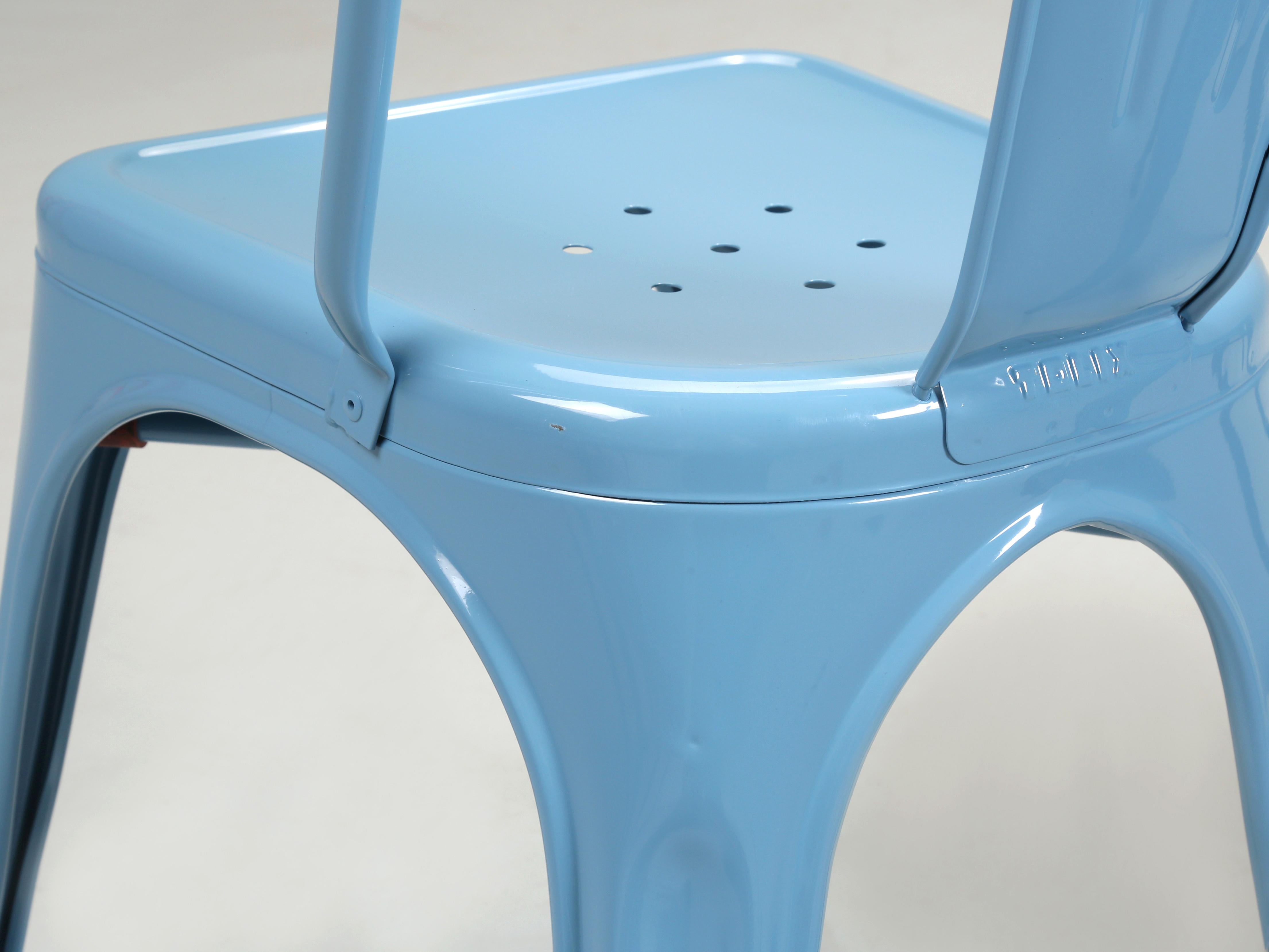 Authentisches Paar (2) französischer Tolix-Stühle aus pulverbeschichtetem Stahl in Babyblau im Angebot 2