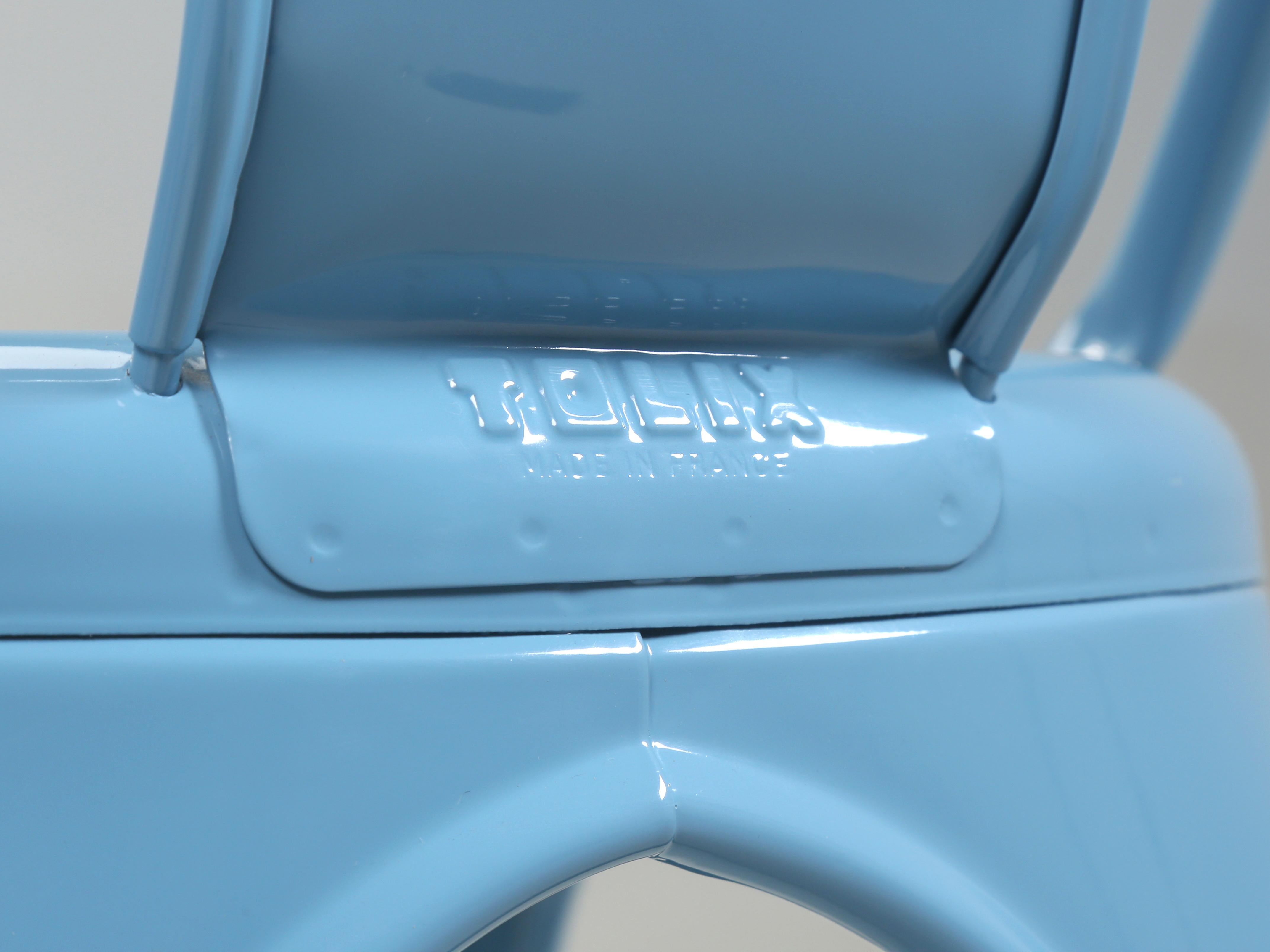 Authentisches Paar (2) französischer Tolix-Stühle aus pulverbeschichtetem Stahl in Babyblau im Angebot 3