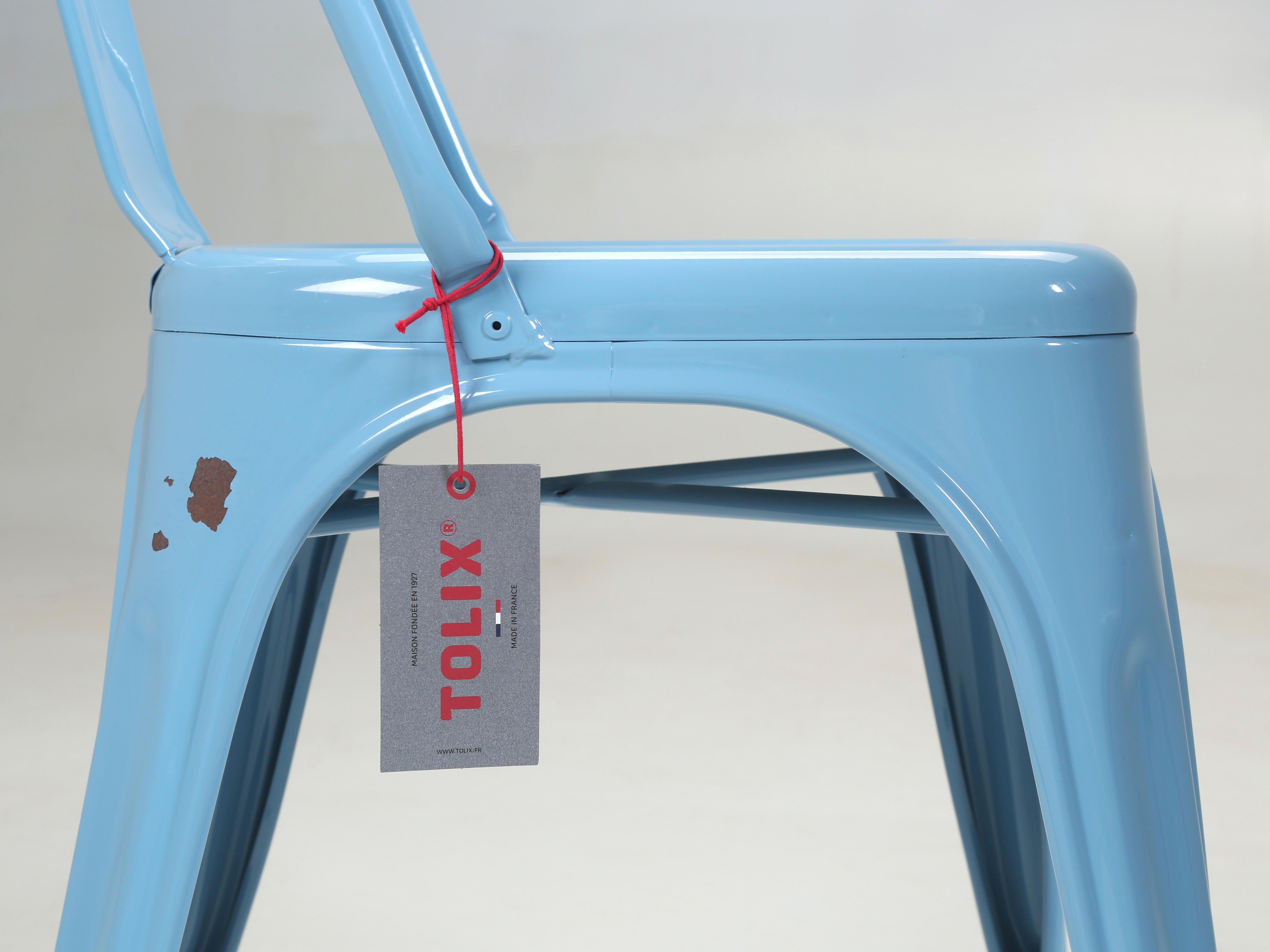 Authentisches Paar (2) französischer Tolix-Stühle aus pulverbeschichtetem Stahl in Babyblau im Angebot 4