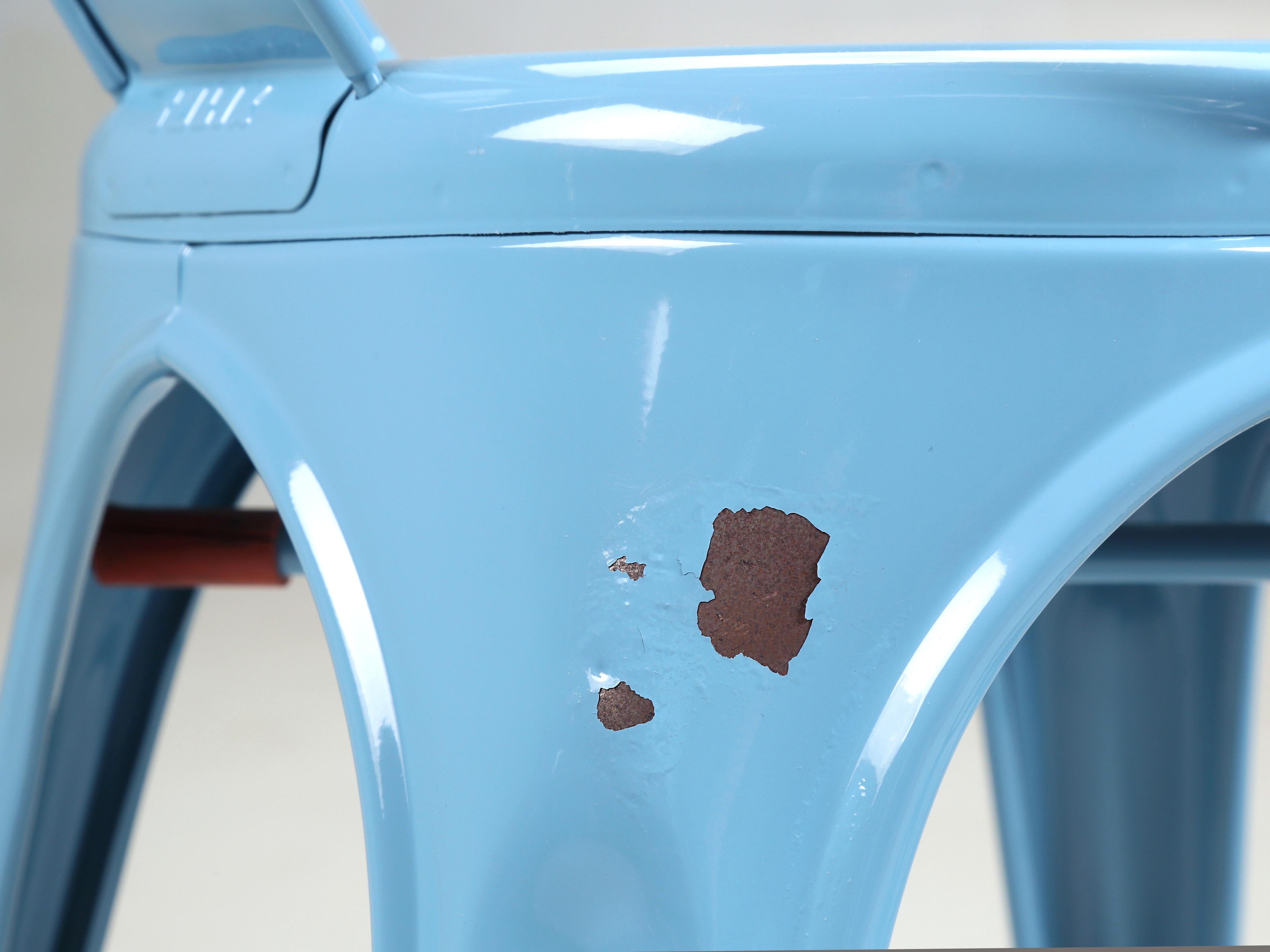 Authentisches Paar (2) französischer Tolix-Stühle aus pulverbeschichtetem Stahl in Babyblau im Angebot 5