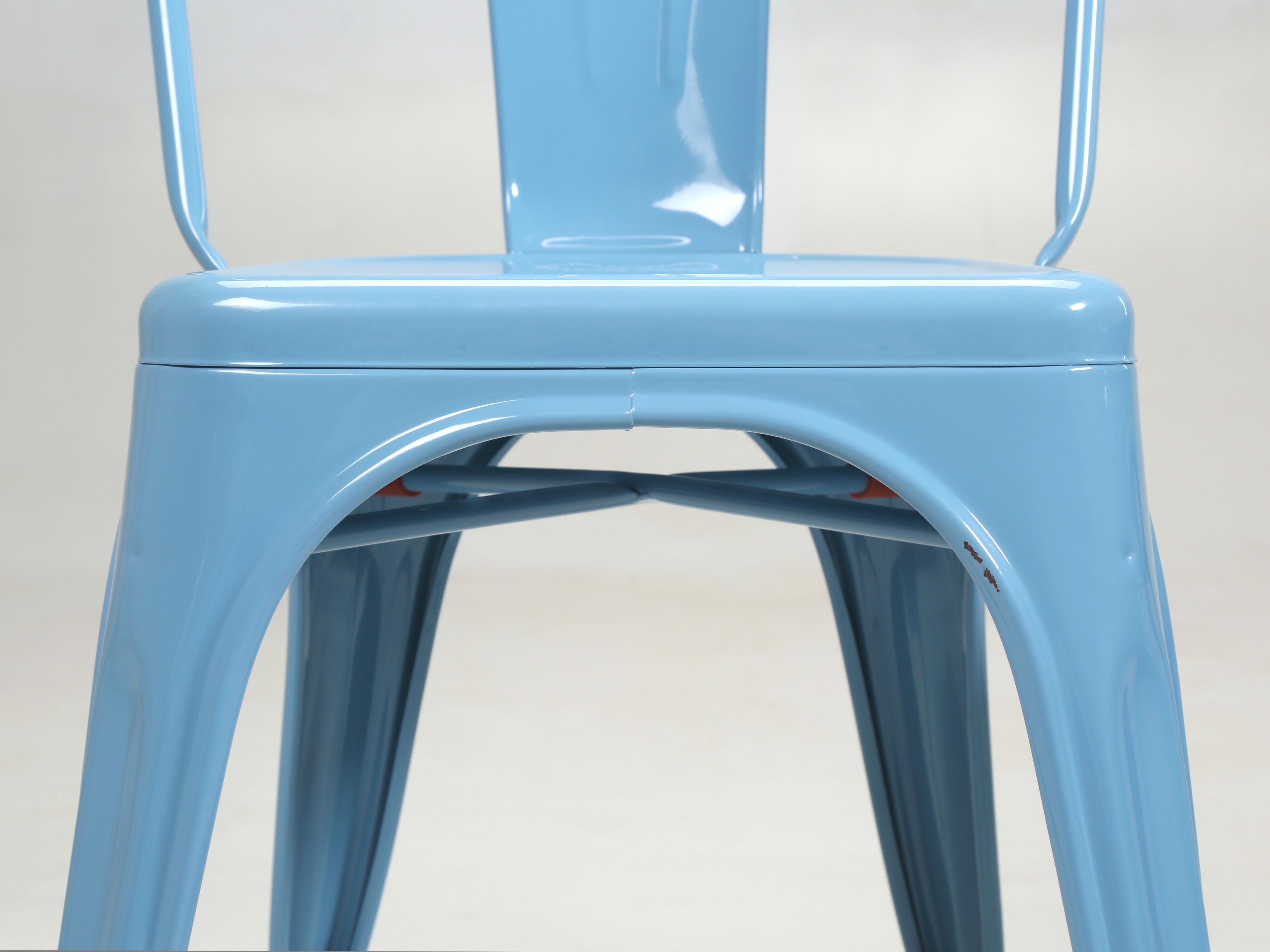 Authentisches Paar (2) französischer Tolix-Stühle aus pulverbeschichtetem Stahl in Babyblau im Angebot 6