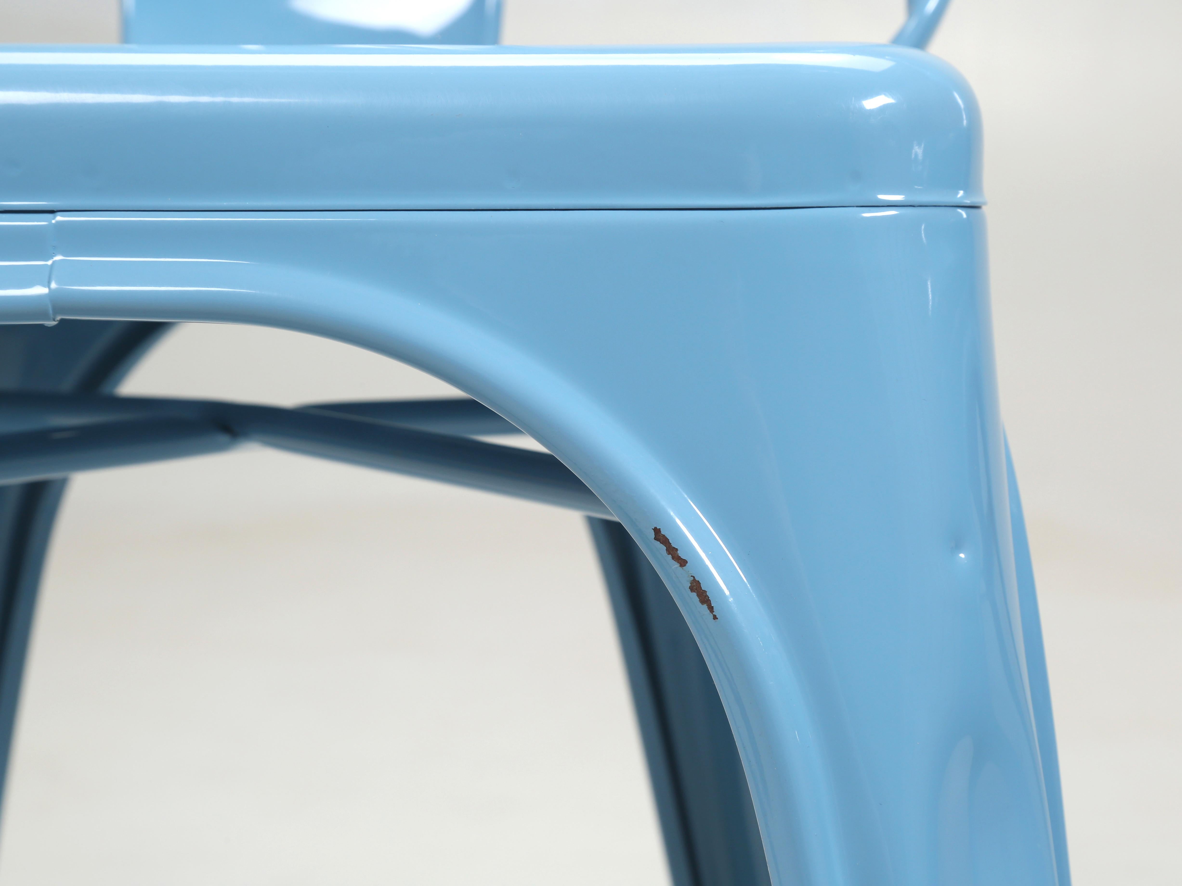 Authentisches Paar (2) französischer Tolix-Stühle aus pulverbeschichtetem Stahl in Babyblau im Angebot 7