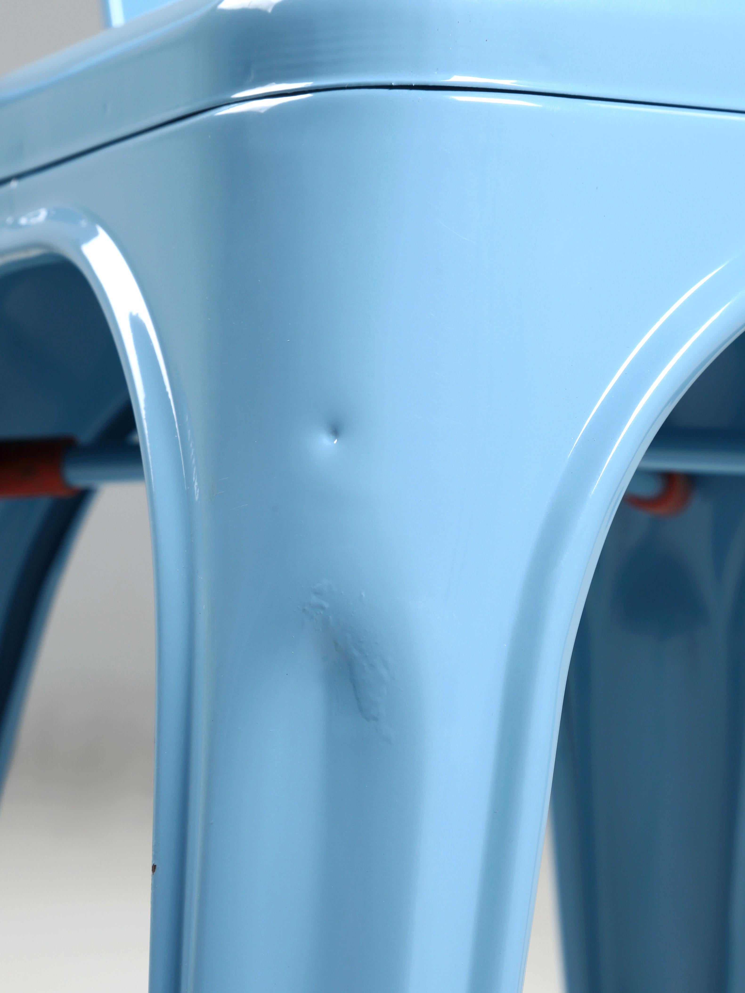 Authentisches Paar (2) französischer Tolix-Stühle aus pulverbeschichtetem Stahl in Babyblau im Angebot 8