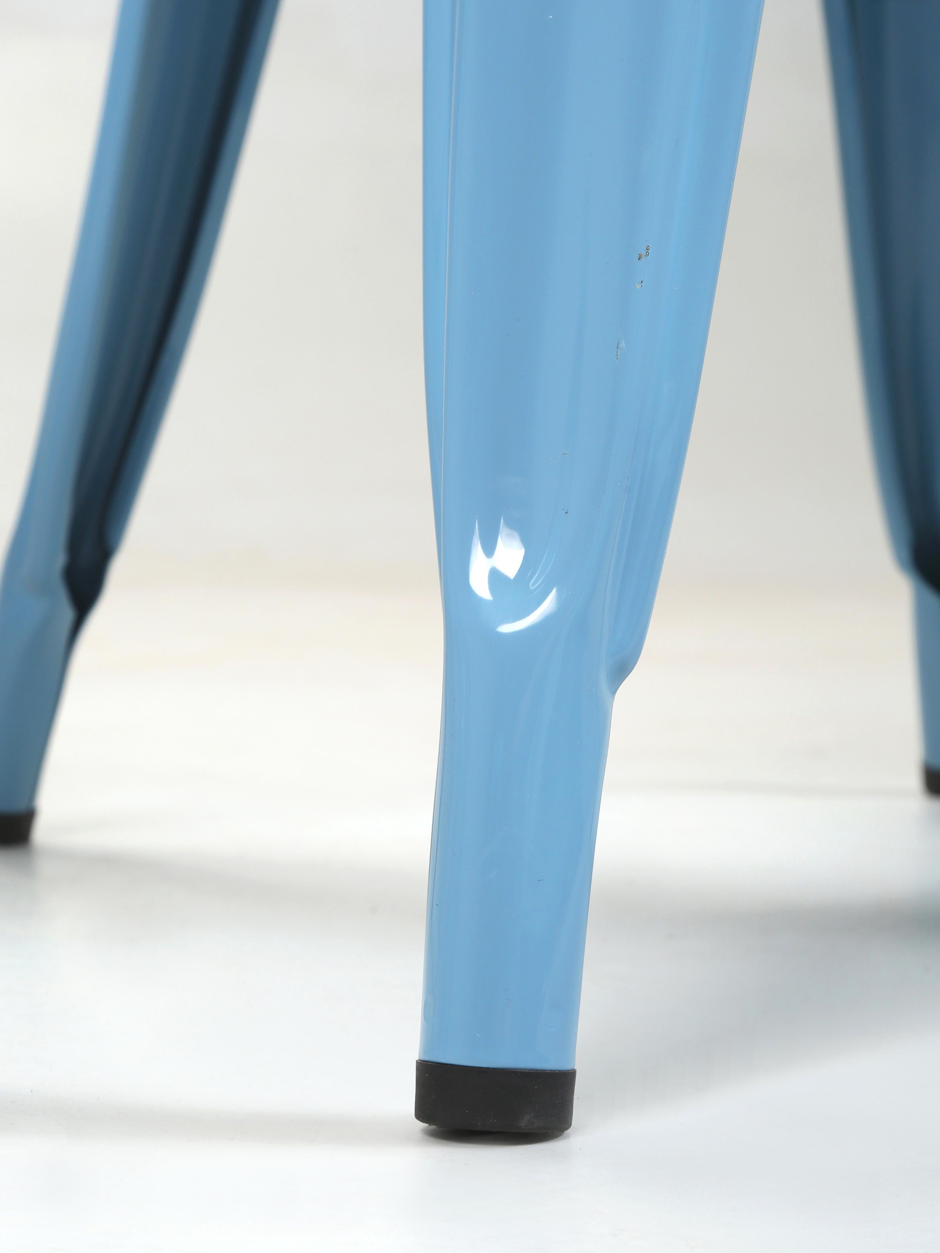 Authentisches Paar (2) französischer Tolix-Stühle aus pulverbeschichtetem Stahl in Babyblau im Angebot 9