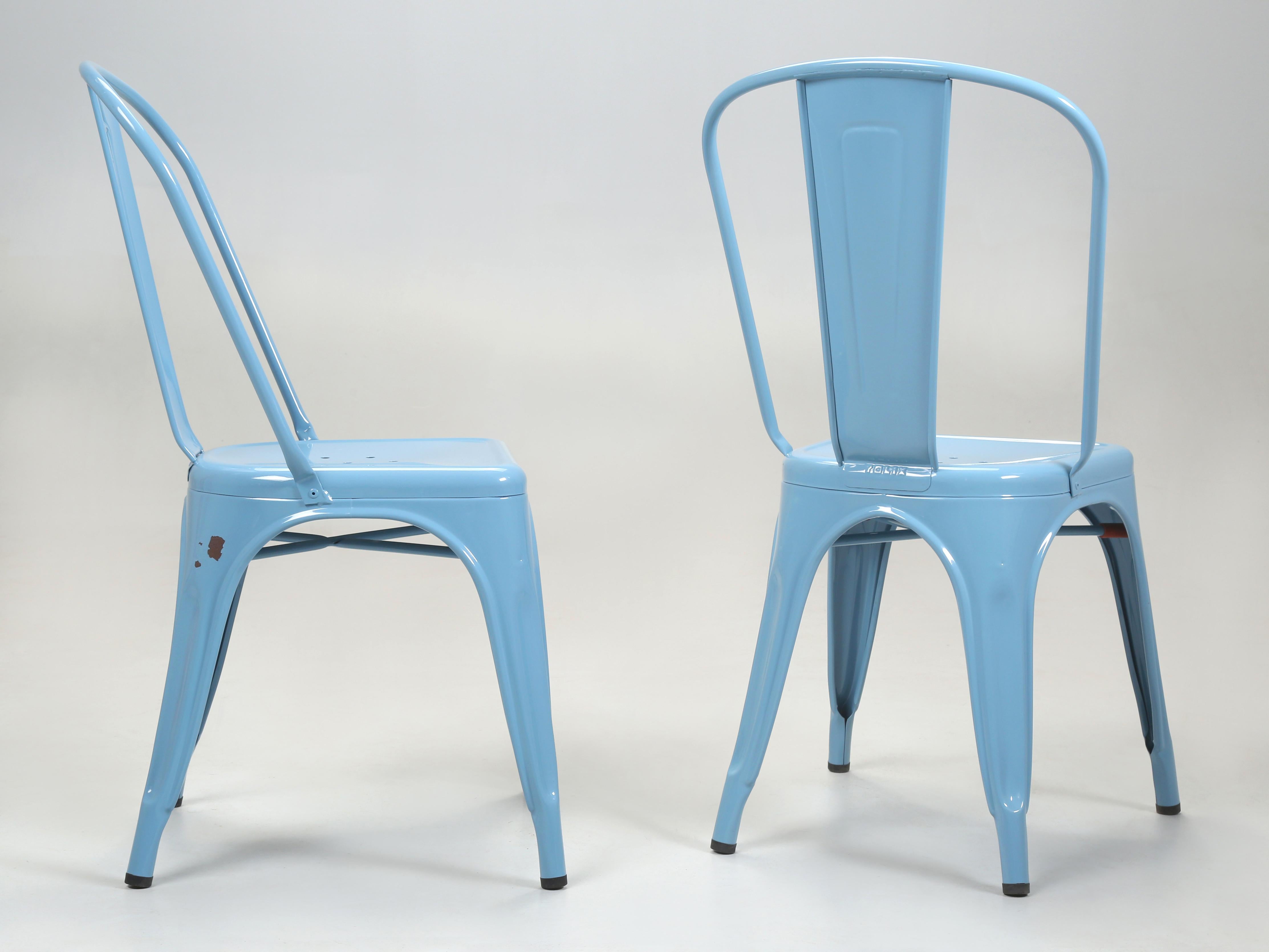 Authentisches Paar (2) französische Tolix Stapelstühle aus pulverbeschichtetem Stahl in Babyblau. Tolix-Stühle wurden 1934 in Frankreich von dem Metallarbeiter Xavier Pauchard entworfen und sind heute so beliebt wie nie zuvor. Sie können nicht HGTV