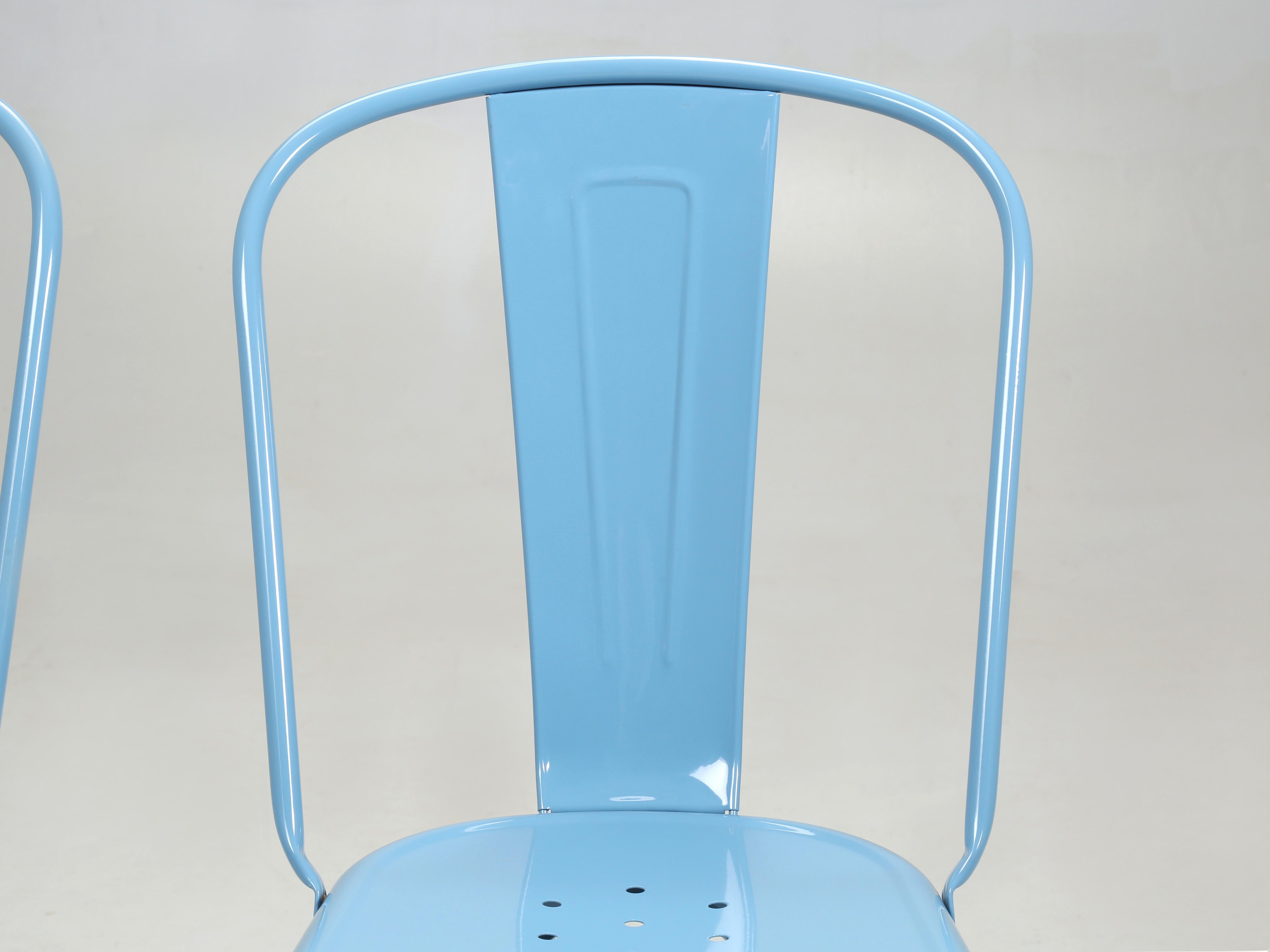 Authentisches Paar (2) französischer Tolix-Stühle aus pulverbeschichtetem Stahl in Babyblau (Handgefertigt) im Angebot