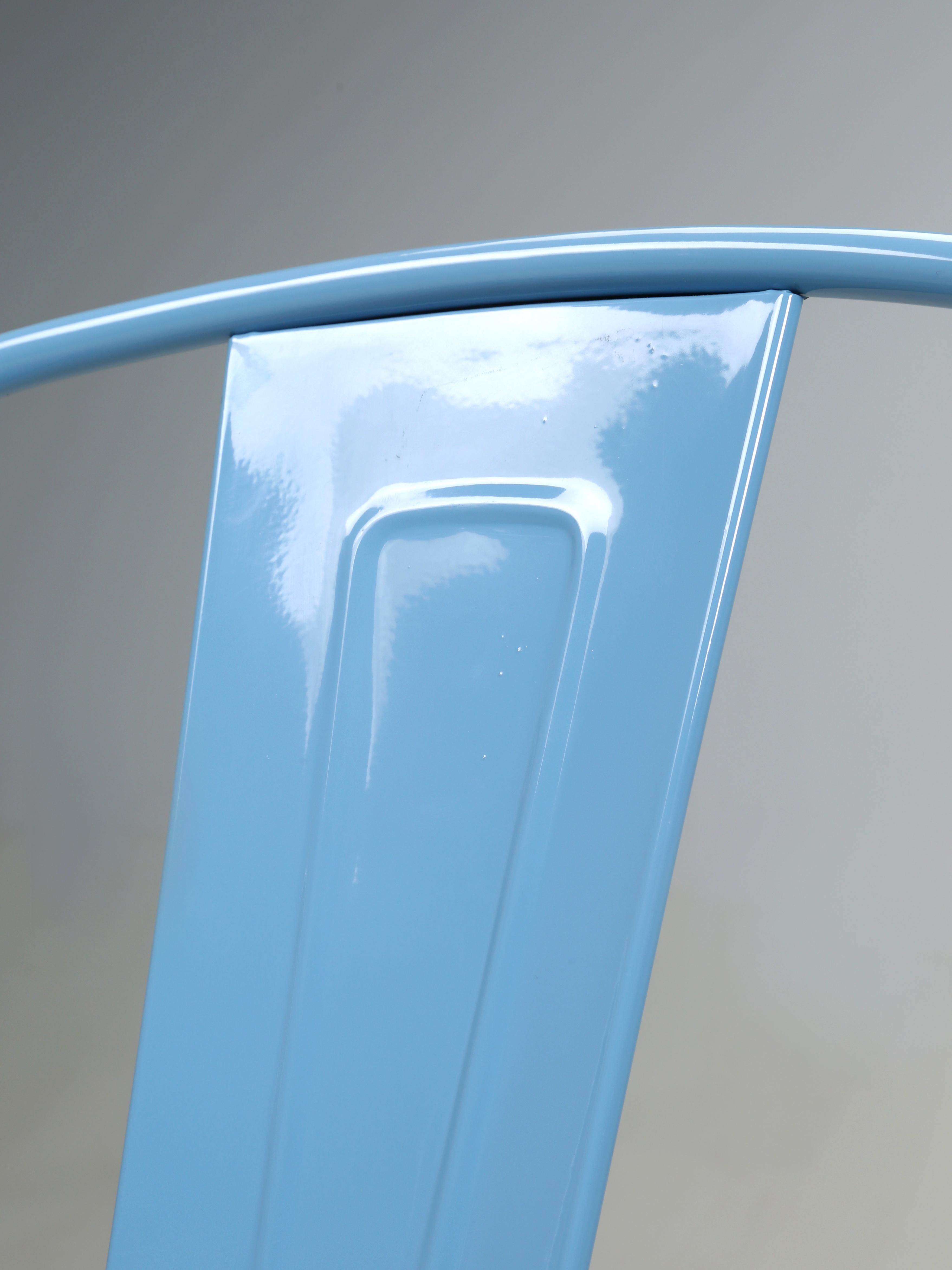 Authentisches Paar (2) französischer Tolix-Stühle aus pulverbeschichtetem Stahl in Babyblau im Zustand „Gut“ im Angebot in Chicago, IL