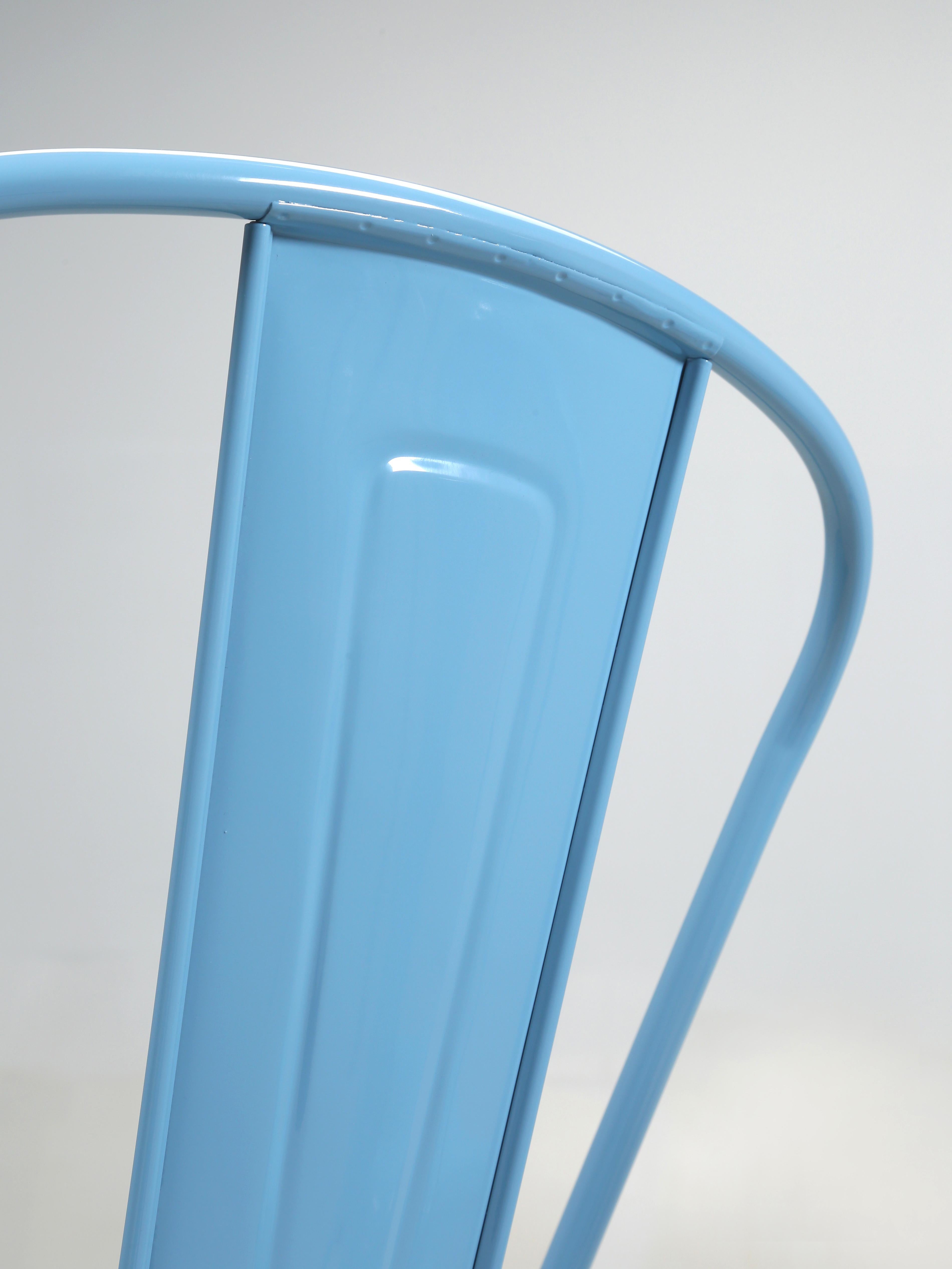 Authentisches Paar (2) französischer Tolix-Stühle aus pulverbeschichtetem Stahl in Babyblau (21. Jahrhundert und zeitgenössisch) im Angebot