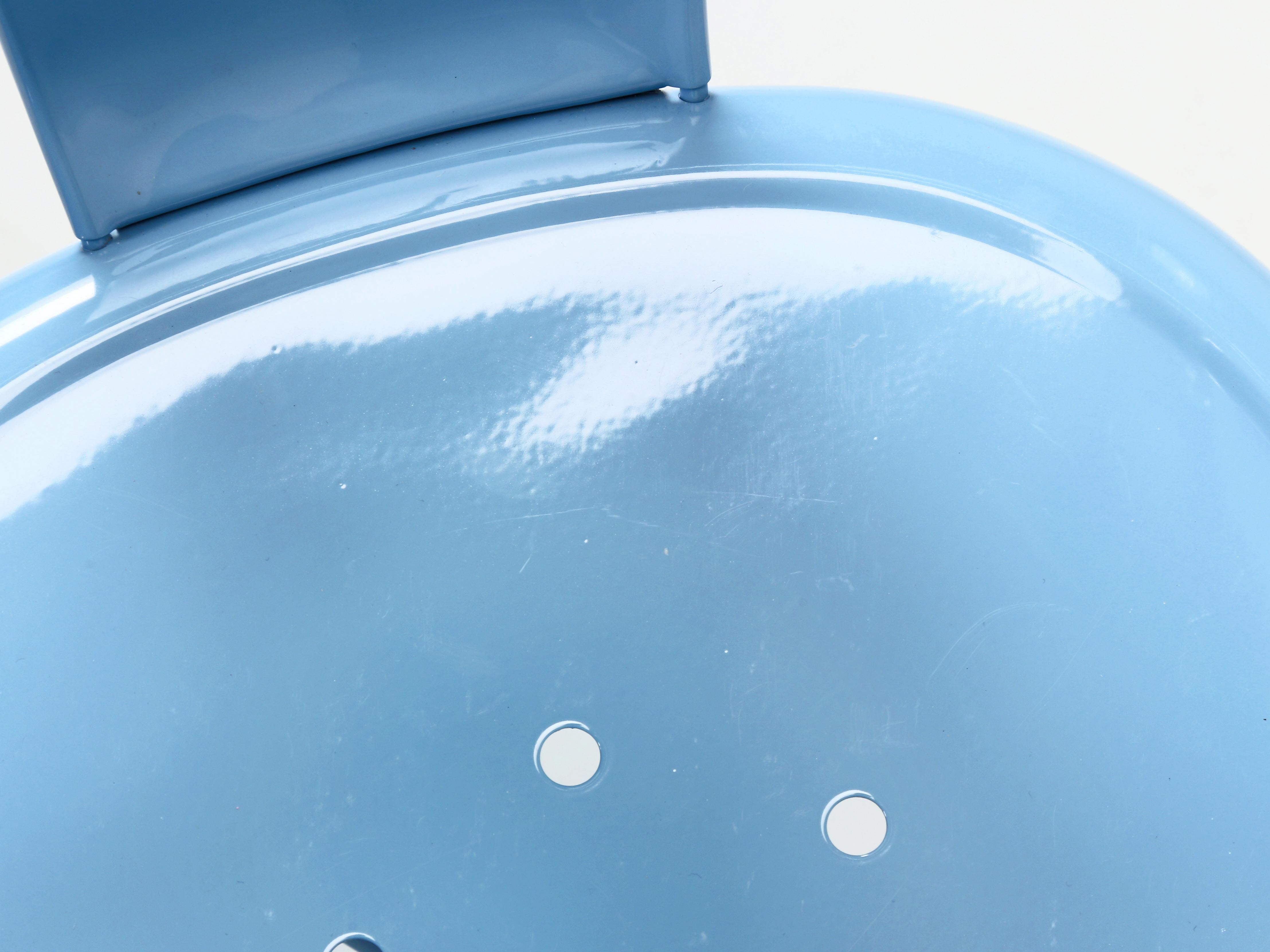 Authentisches Paar (2) französischer Tolix-Stühle aus pulverbeschichtetem Stahl in Babyblau im Angebot 1