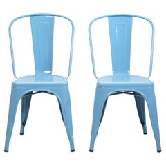 Autentica coppia di (2) sedie francesi Tolix in acciaio verniciato a polvere in colore blu baby