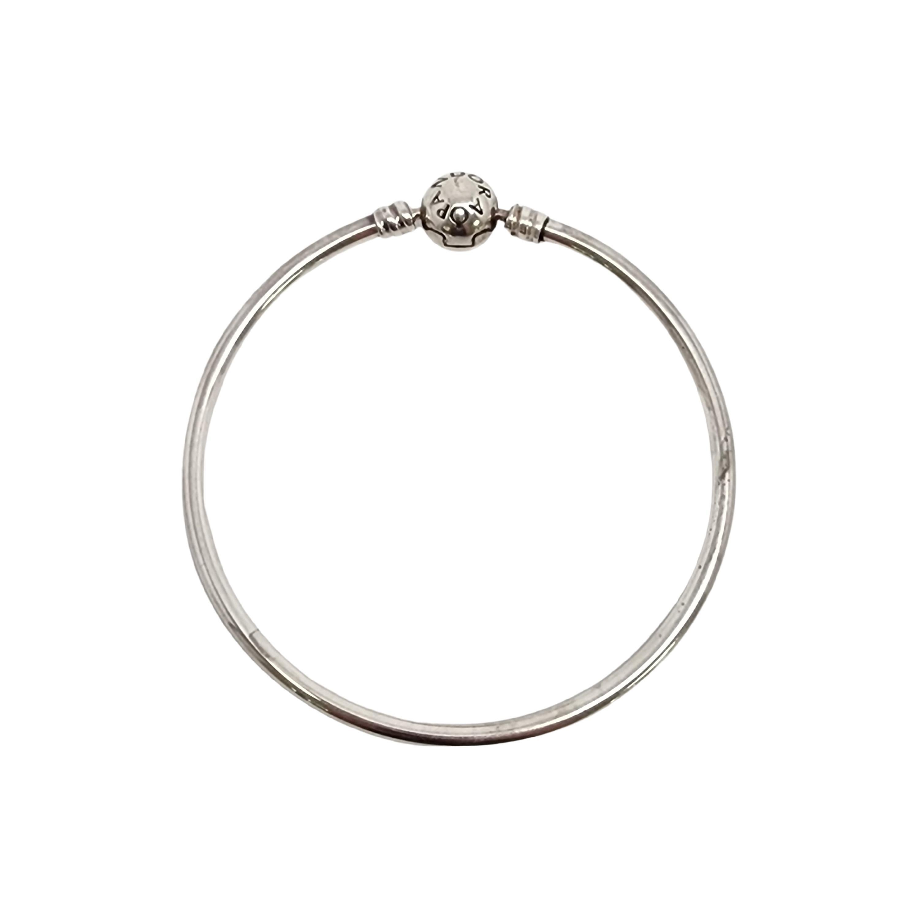 Authentic Pandora Moments Sterling Silver Bangle Bracelet.

#590713-19

Pandora's bangle bracelet featuring a ball clasp.

Weighs approx 5.7dwt, 8.9g

Measures approx 7 1/4