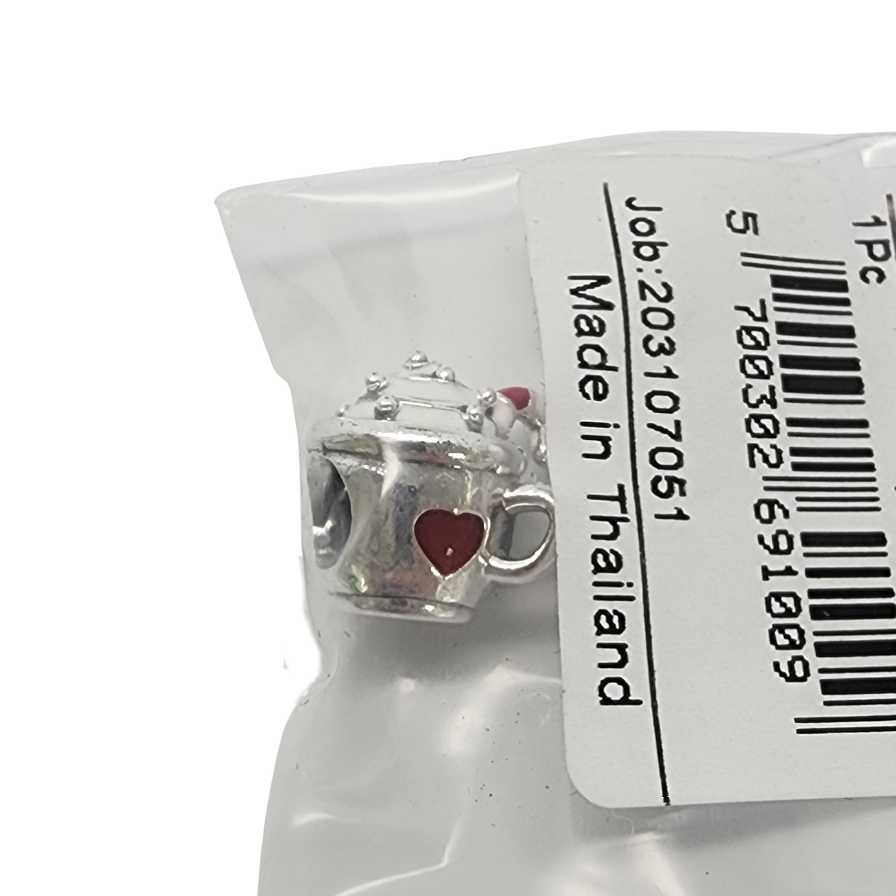 Autentico charm Pandora in argento sterling Cocoa and Candy Cane con scatola.

#797523ENMX

Dolce tazza di cioccolata calda a tema natalizio con smalto bianco dipinto a mano, 