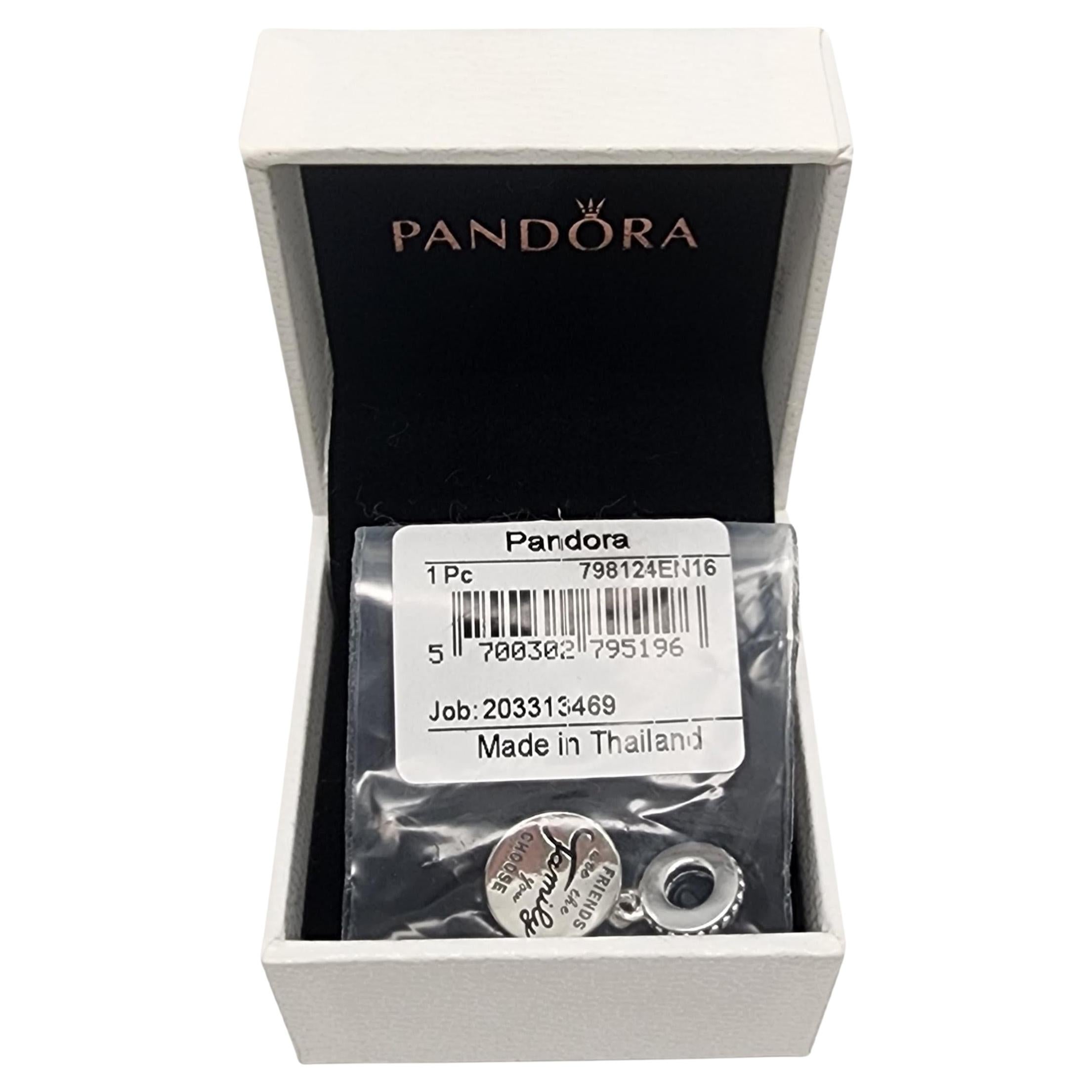 Authentique breloque Pandora en argent sterling Friends Are Family Dangle  Charm avec boîte n° 15328 En vente sur 1stDibs