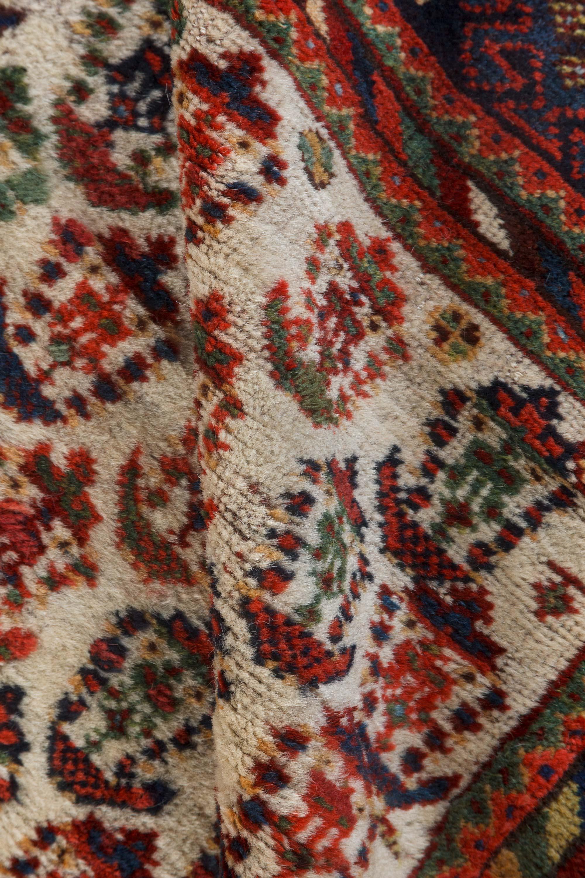 Authentique tapis persan Afshar bleu, marron, vert, rouge, blanc.
Taille : 5'3