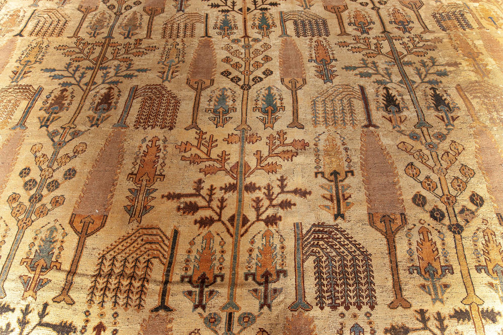 Authentic Persian Bakhtiari Handmade Wool Rug In Good Condition For Sale In New York, NY