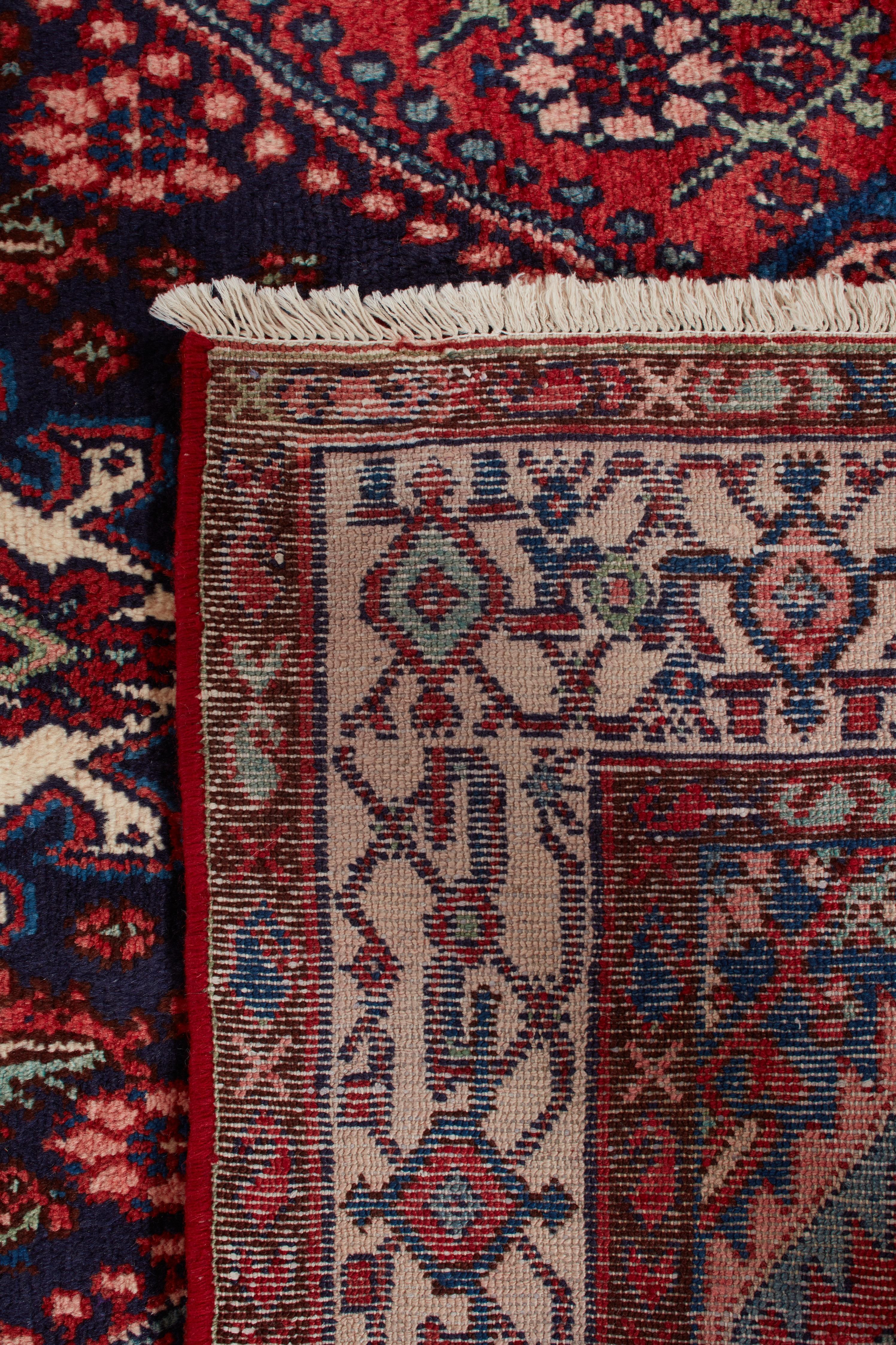 Authentische persische Teppiche sind zeitlose Kunstwerke, die von geschickten Kunsthandwerkern nach überlieferten Techniken handgeknüpft werden. Jeder Teppich erzählt eine Geschichte durch seine komplizierten Muster, seine satten Farben und seine