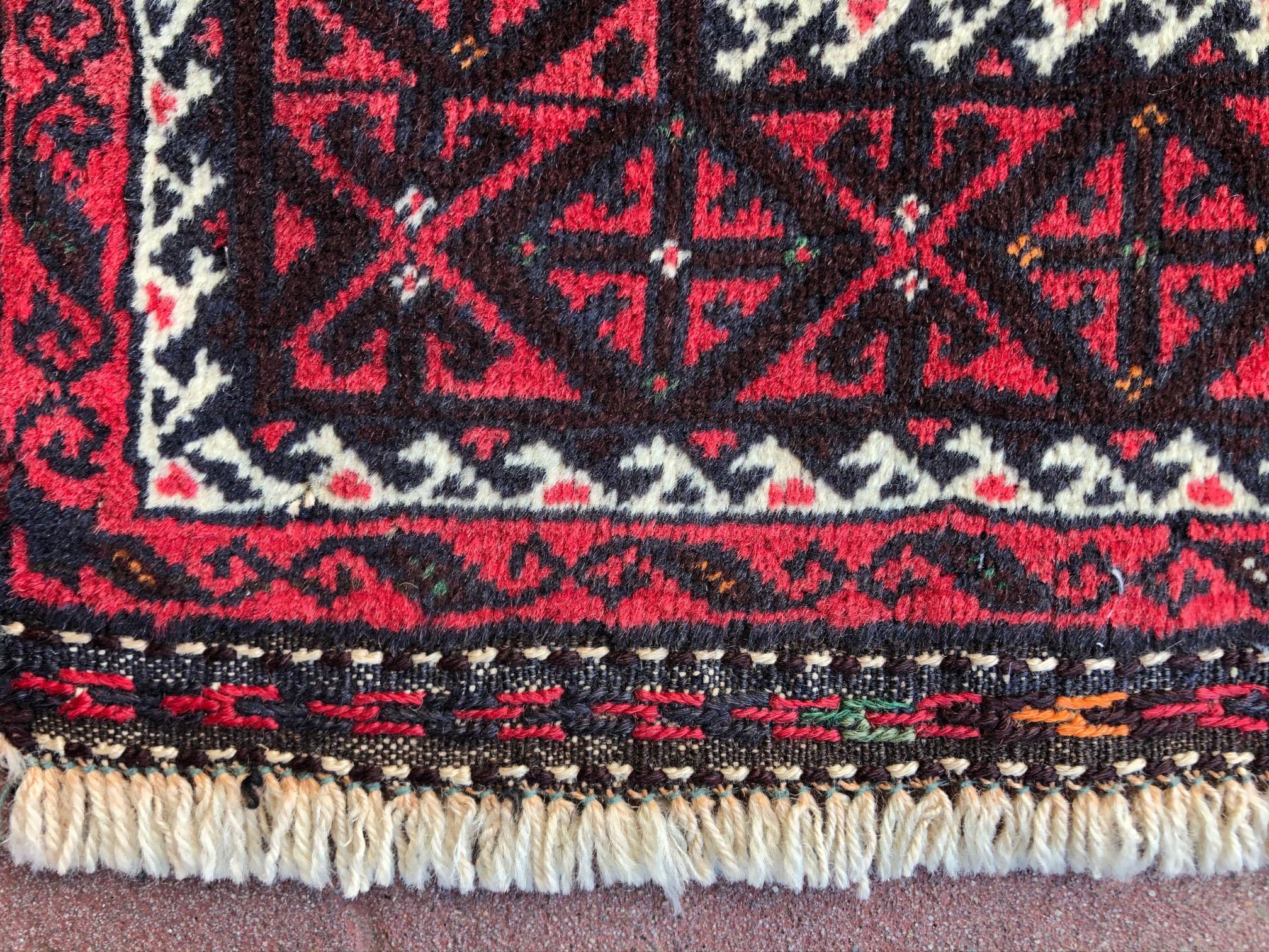 Authentique tapis persan noué à la main:: géométrique:: rouge noir Baluchi:: 1960 en vente 2