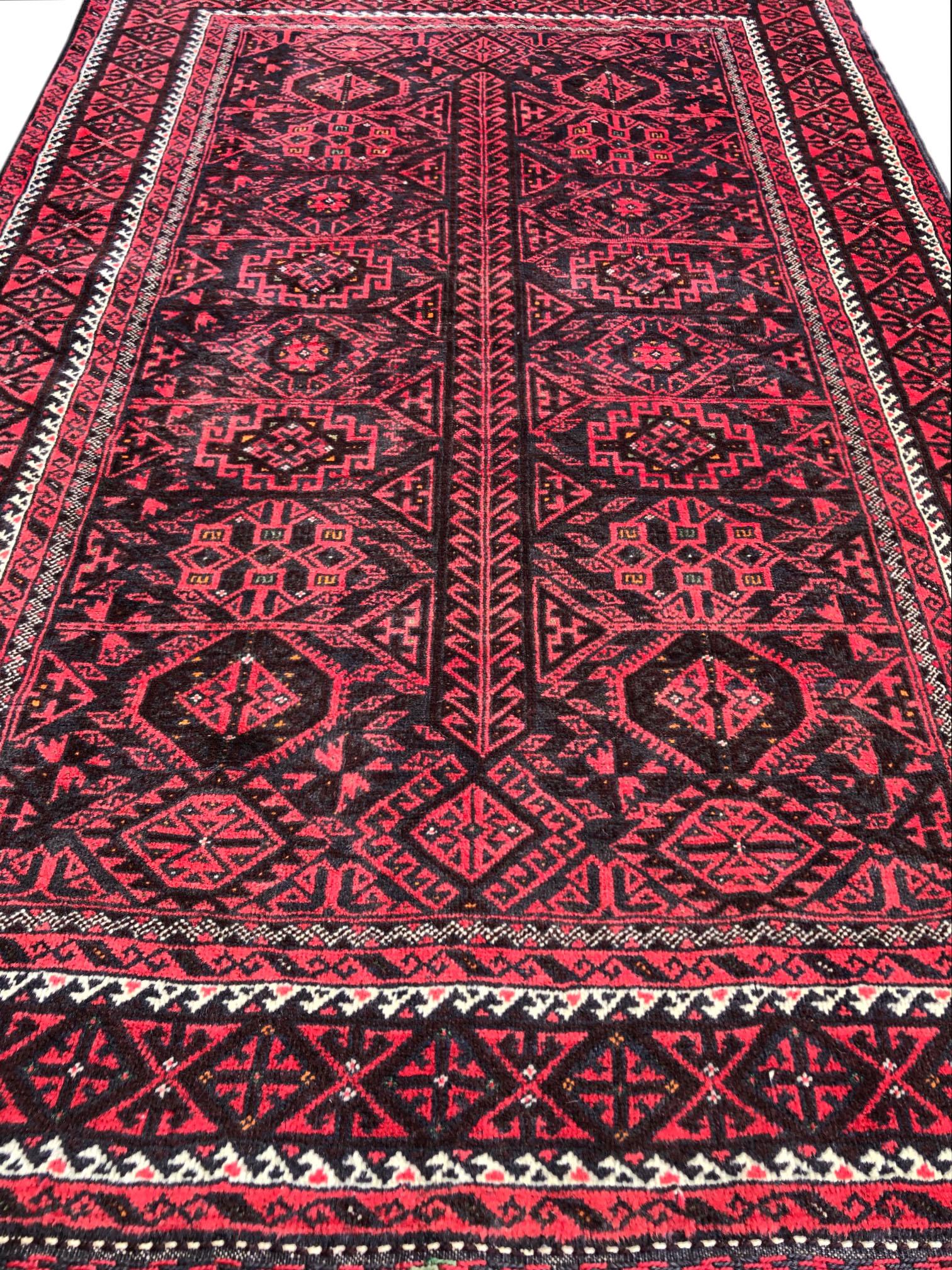 Tribal Authentique tapis persan noué à la main:: géométrique:: rouge noir Baluchi:: 1960 en vente