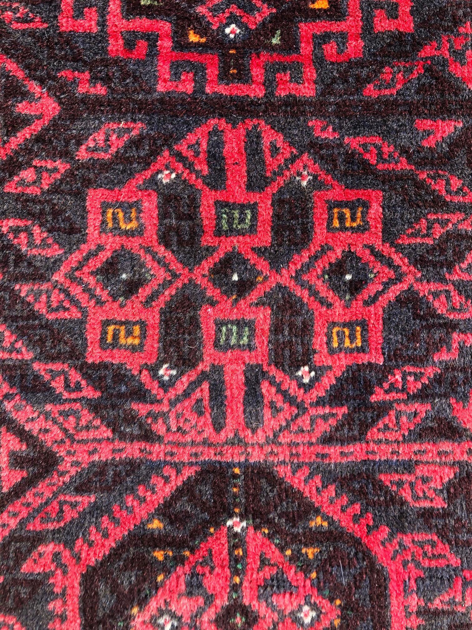 Perse Authentique tapis persan noué à la main:: géométrique:: rouge noir Baluchi:: 1960 en vente