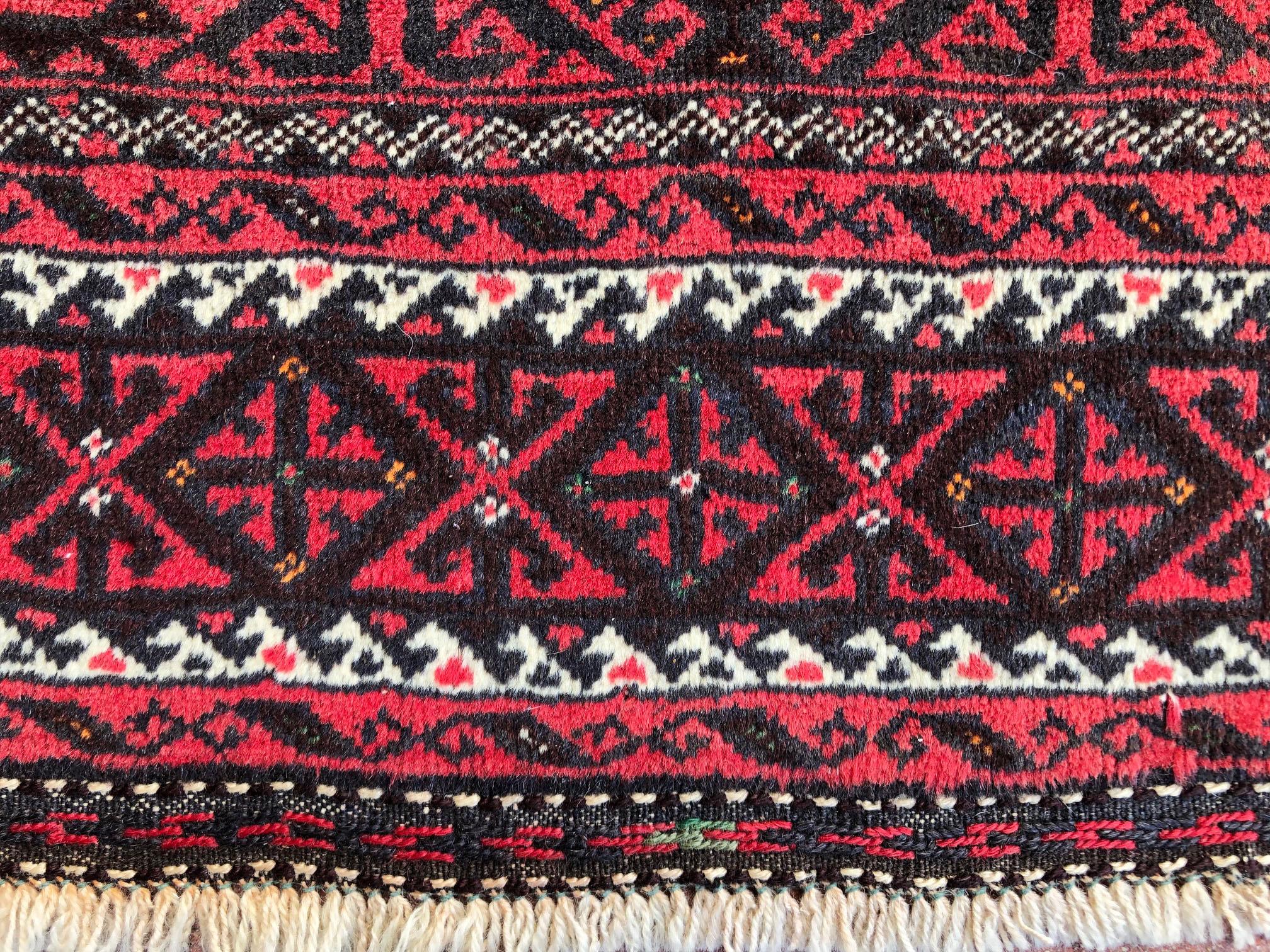 Laine Authentique tapis persan noué à la main:: géométrique:: rouge noir Baluchi:: 1960 en vente