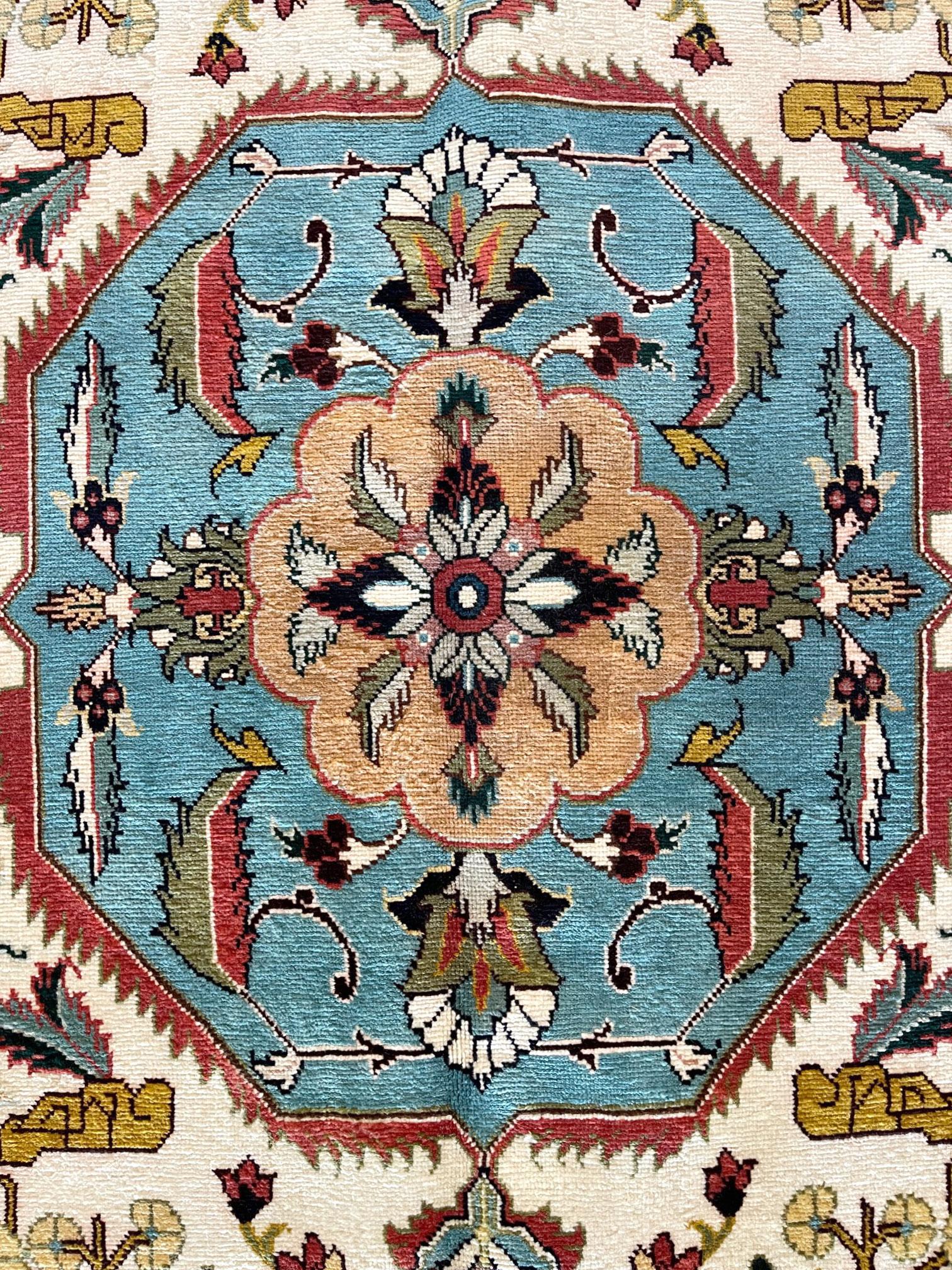 Dieser persische Tabriz-Heriz-Teppich hat einen Flor aus Wolle und ein Baumwollfundament. Dieser Teppich hat ein ungewöhnliches geometrisches Design mit einem achteckigen Medaillon, das eine moderne Einrichtung ergänzen kann, und das künstlerische
