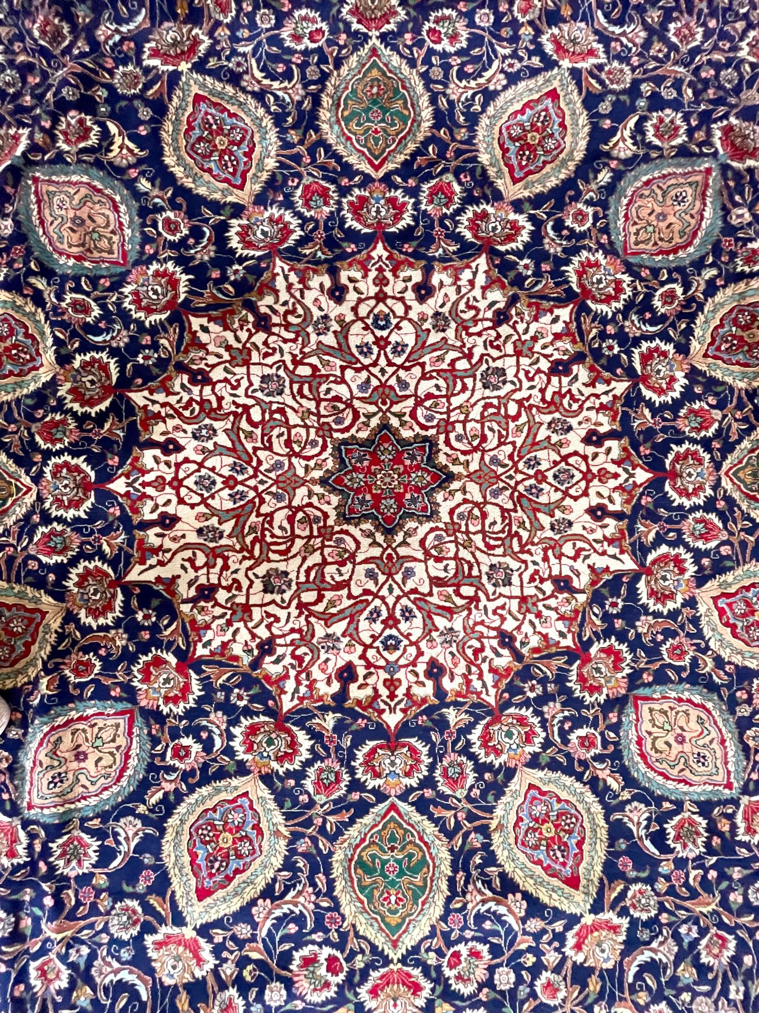 Questo tappeto Tabriz annodato a mano è un capolavoro dell'artigianato persiano e testimonia la ricca eredità e l'eleganza senza tempo della tradizione tessile di Tabriz. 
Realizzato con precisione, questo tappeto sfoggia un ipnotico motivo a