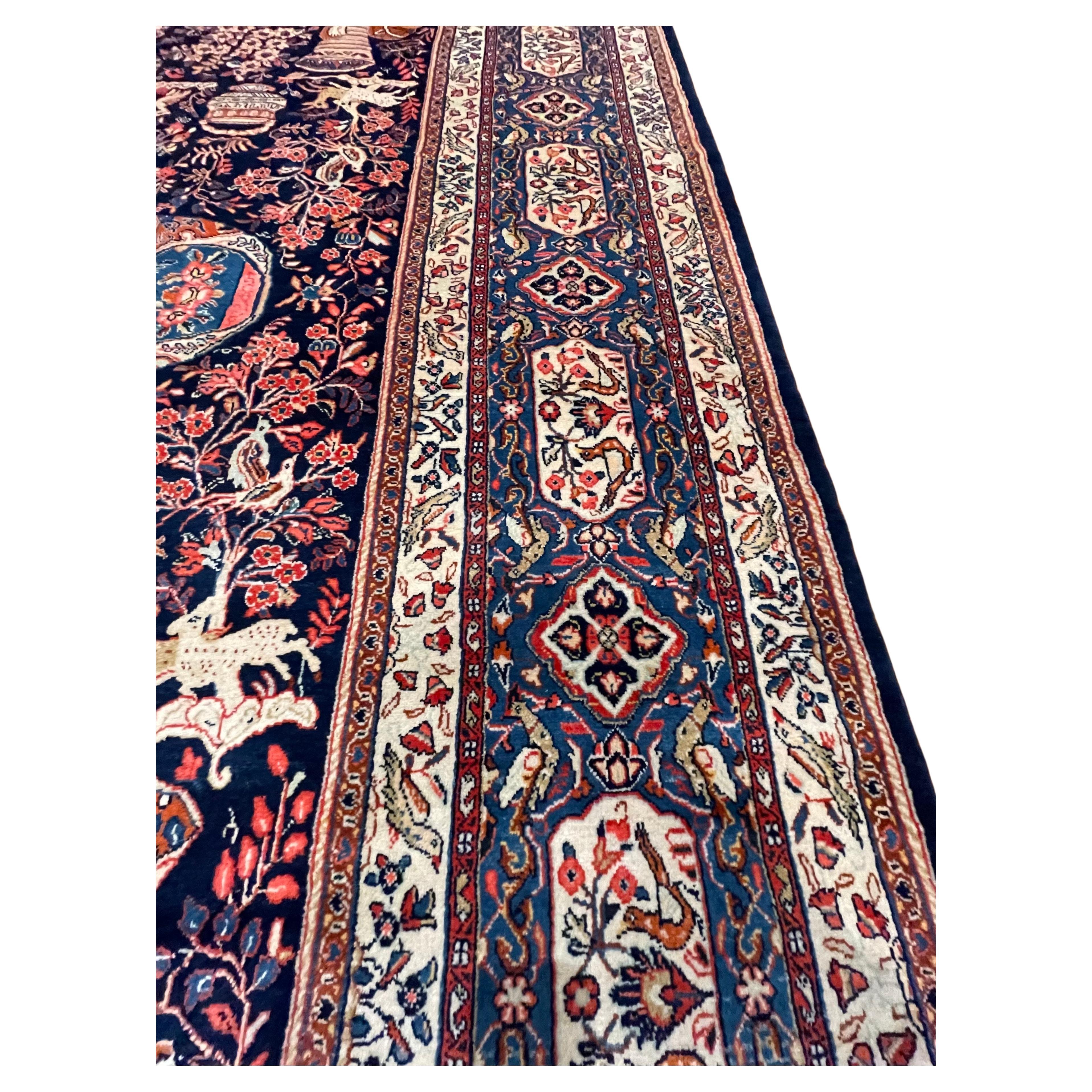 Dieser authentische, handgeknüpfte persische Sarouk-Teppich verkörpert die zeitlose Schönheit und die feine Handwerkskunst, die die persische Teppichtradition ausmachen, und ist ein exquisites Kunstwerk. Der Flor dieses Sarouk-Teppichs besteht aus