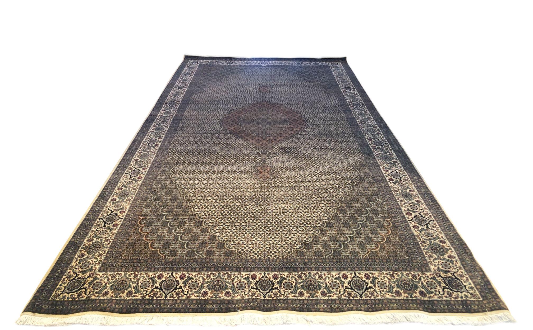 Täbris-Teppiche sind für ihre hervorragende Webart und ihr Design bekannt. Eines der berühmtesten Muster der Tabriz-Teppiche ist das Fisch-Design, das unter dem Namen Mahi bekannt ist. Dieses schöne Stück hat einen Flor aus Wolle und Seide mit