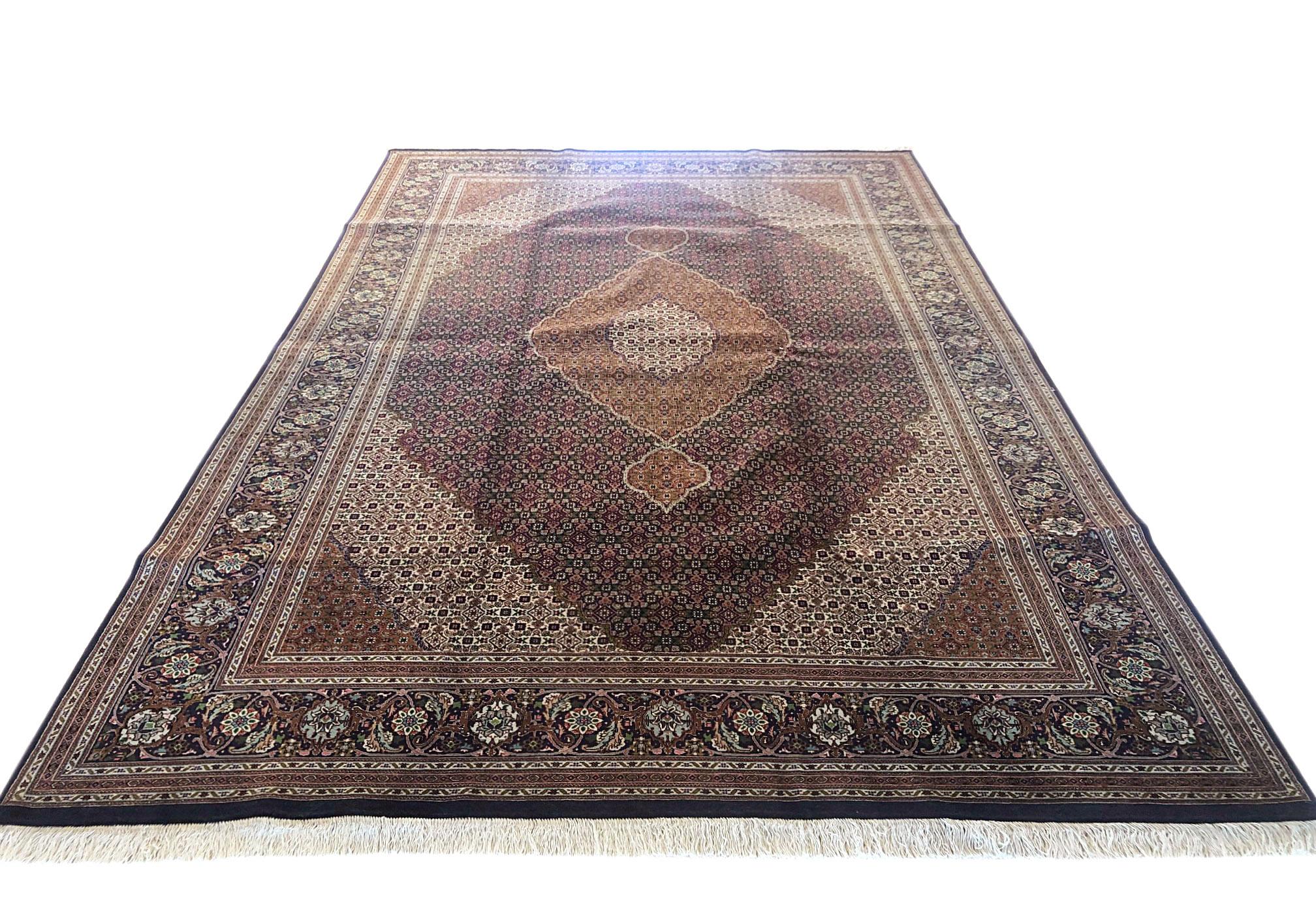 Täbris-Teppiche sind für ihre hervorragende Webart und ihr Design bekannt. Eines der berühmtesten Muster der Tabriz-Teppiche ist das Fisch-Design, das unter dem Namen Mahi bekannt ist. Dieses schöne Stück hat einen Flor aus Wolle und Seide mit