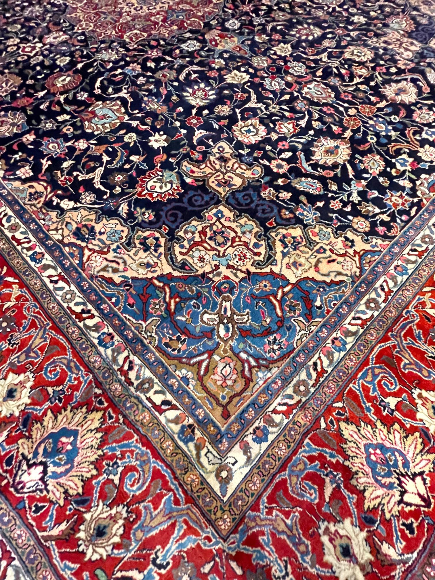 Authentischer persischer handgeknüpfter Sarouk-Teppich mit Medaillon-Blumenmuster in Rot und Blau, um 1970 im Angebot 4