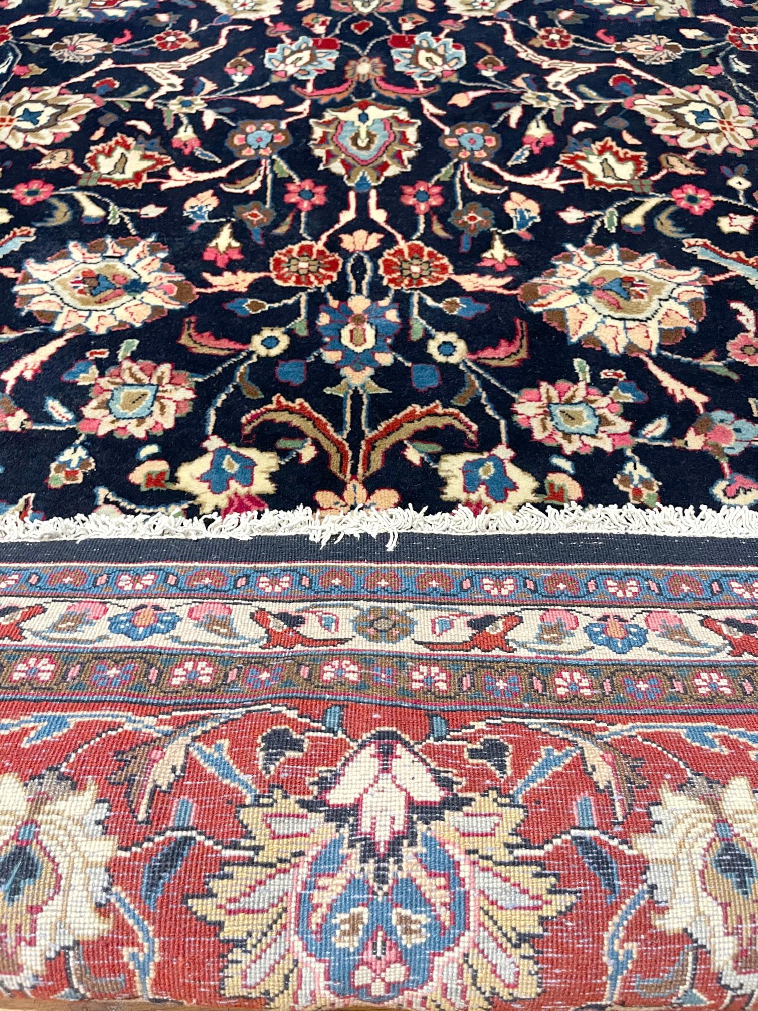 Authentischer persischer handgeknüpfter Sarouk-Teppich mit Medaillon-Blumenmuster in Rot und Blau, um 1970 im Angebot 7