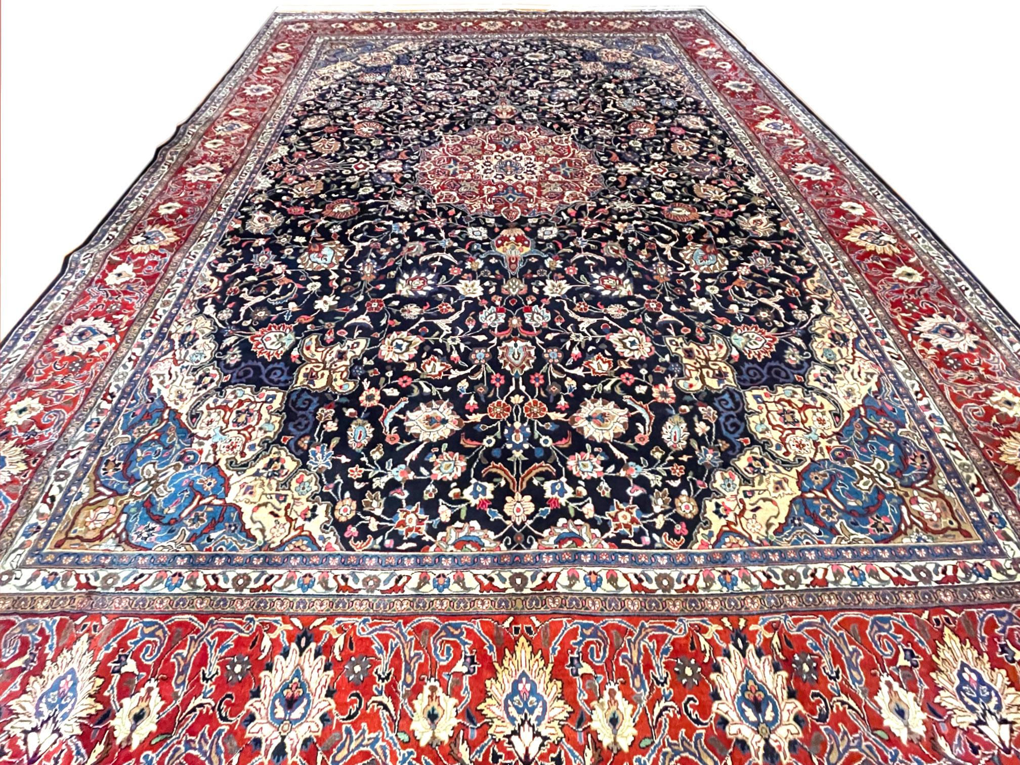 Dieser Teppich ist ein authentischer handgeknüpfter Sarouk-Teppich mit Wollflor und dichtem Gewebe auf Baumwollgrund. Ein Sarouk oder Sarough Teppich ist eine Art von Perserteppich aus der Provinz Markazi im Iran und sie gehören zu den feinen