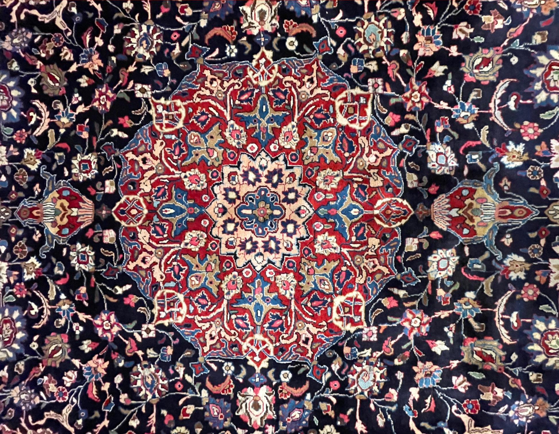 Authentischer persischer handgeknüpfter Sarouk-Teppich mit Medaillon-Blumenmuster in Rot und Blau, um 1970 (Persisch) im Angebot